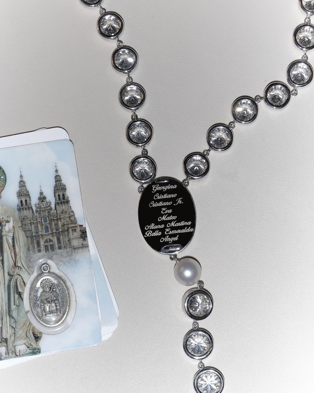 Rosario personalizado usado por Georgina Rodríguez para complementar su atuendo inspirado en la Virgen de Fátima para la Met Gala 2026 | Fuente: Instagram/georginagio