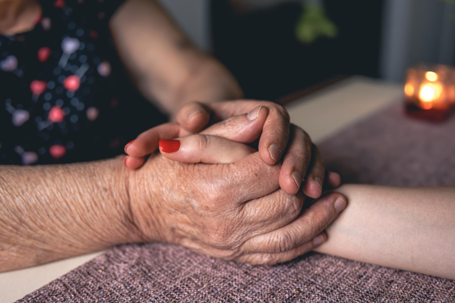 Una anciana de la mano de una joven | Fuente: Freepik