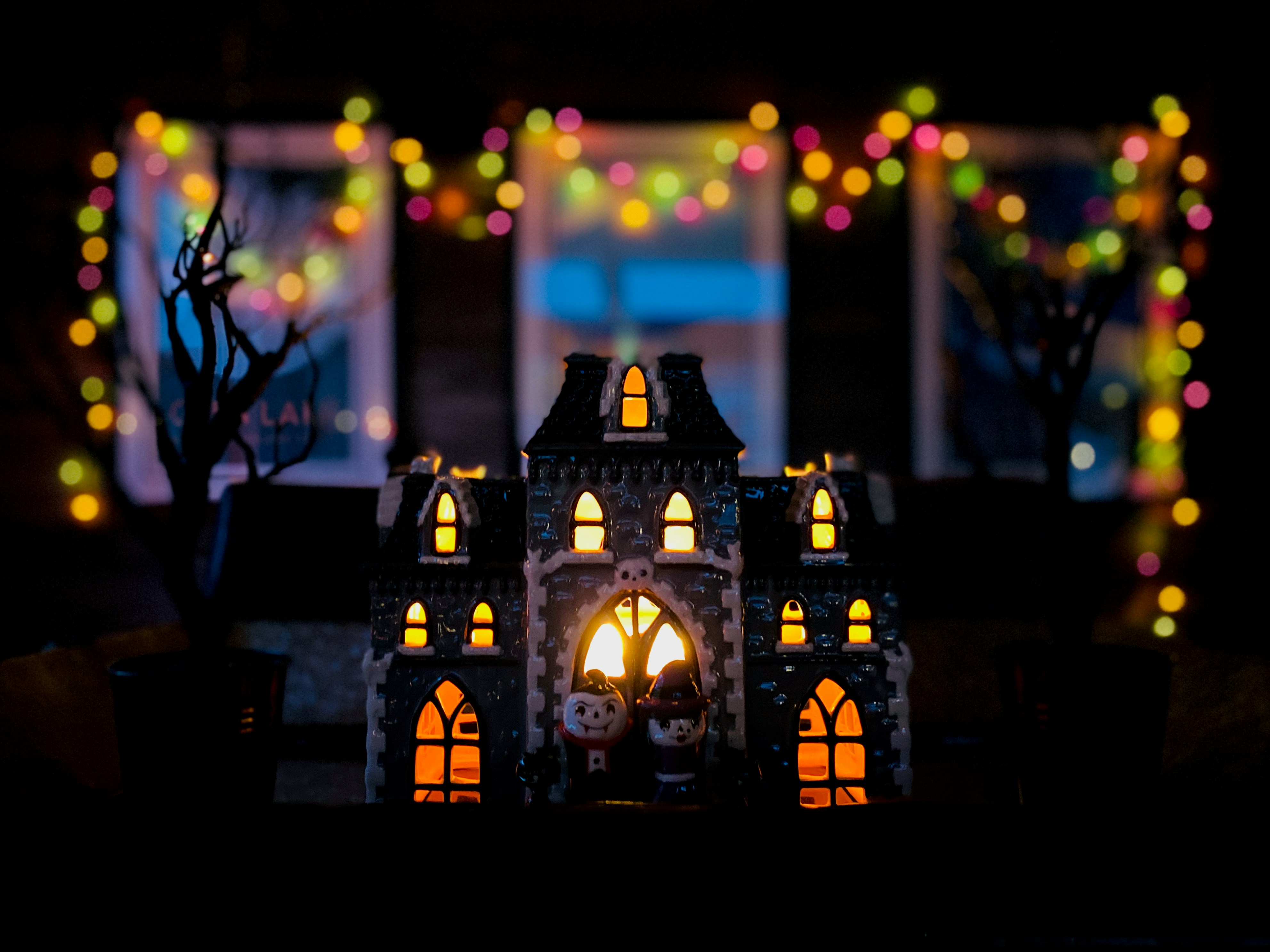 Una casa decorada para Halloween | Fuente: Unsplash