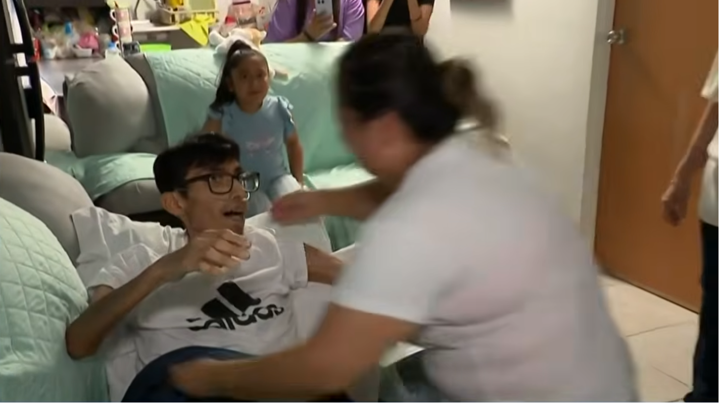 Kevin se reencuentra con sus padres | Fuente: YouTube/NoticiasTelemundo