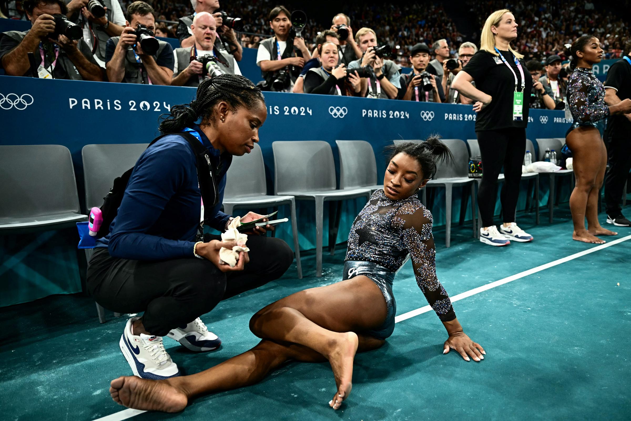 Marcia Faustin y Simone Biles durante la clasificación femenina de gimnasia artística en París, Francia, el 28 de julio de 2024 | Fuente: Getty Images