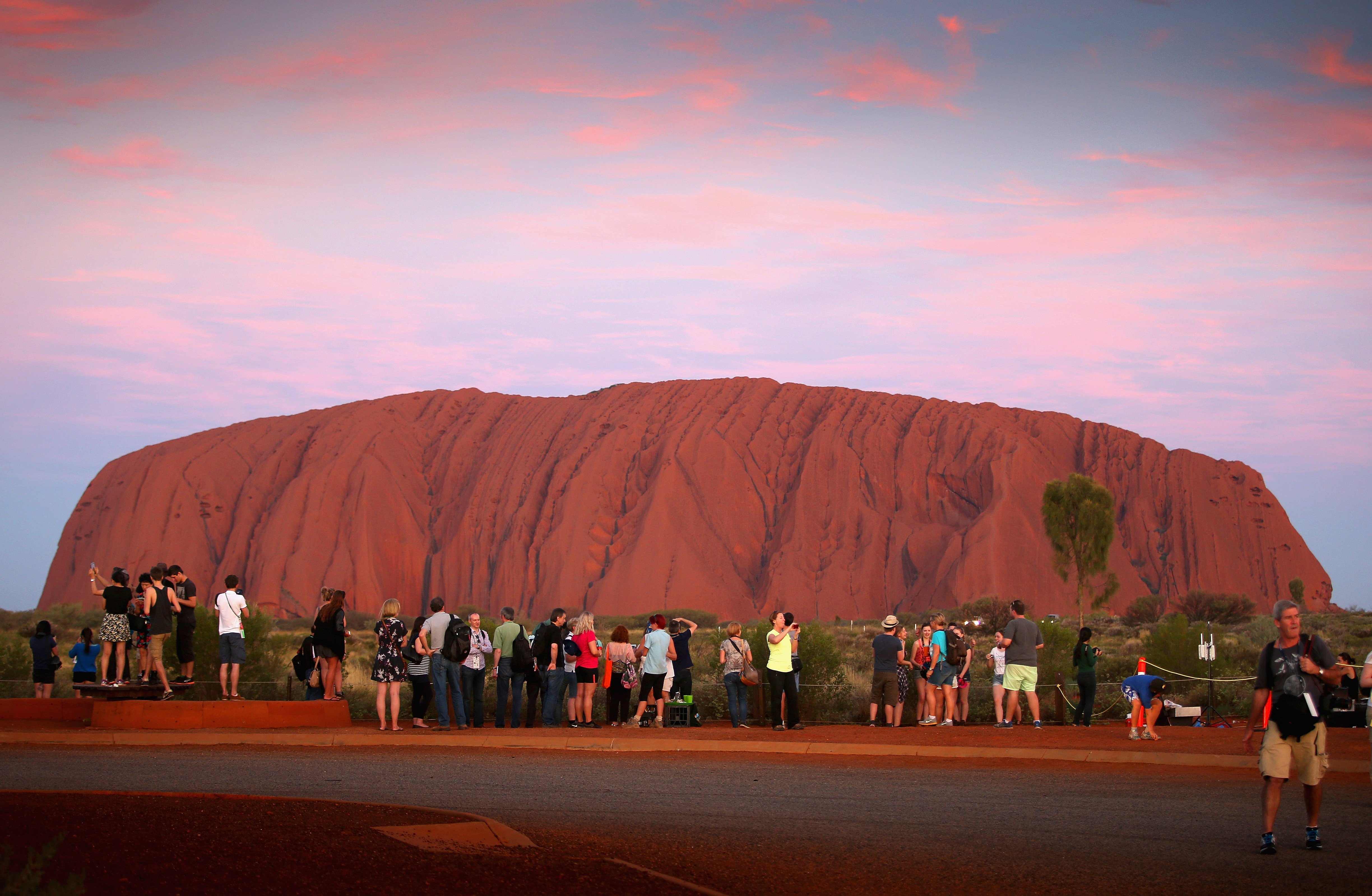 Turistas fotografían el Parque Nacional Uluru-Kata Tjuta en Australia || Fuente: Getty Images