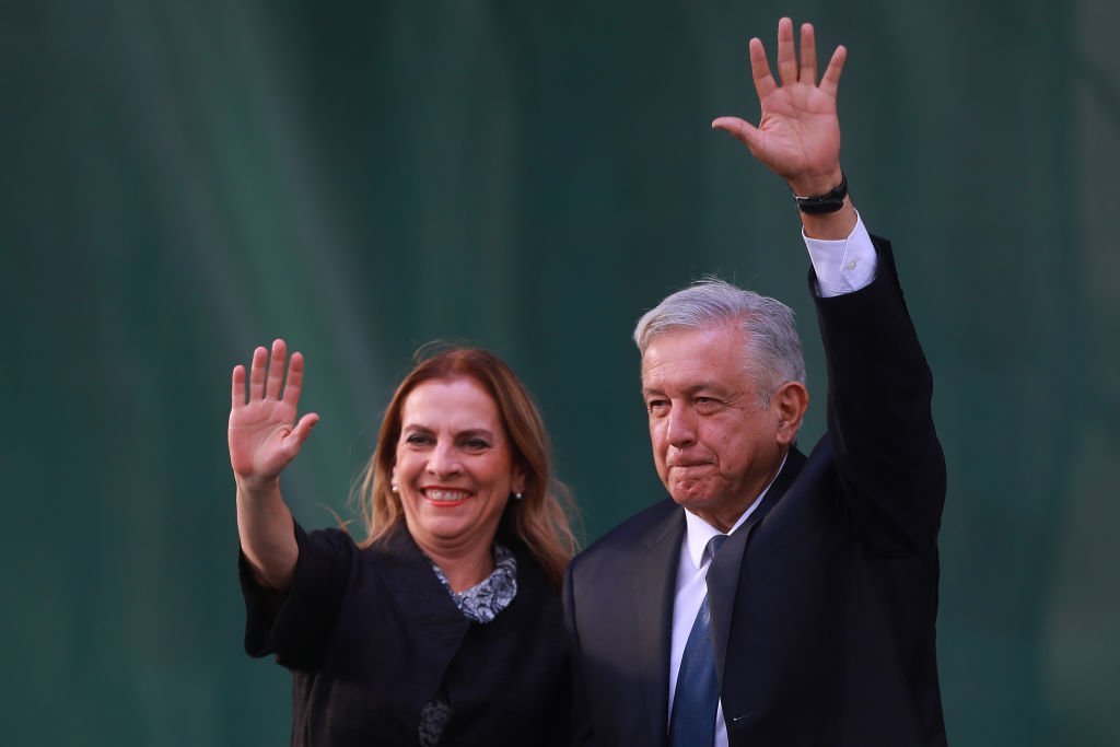 Andrés Manuel López Obrador y su esposa Beatriz Gutiérrez saludan tras ceremonia para celebrar el primer aniversario de su administración.| Foto: Getty Images
