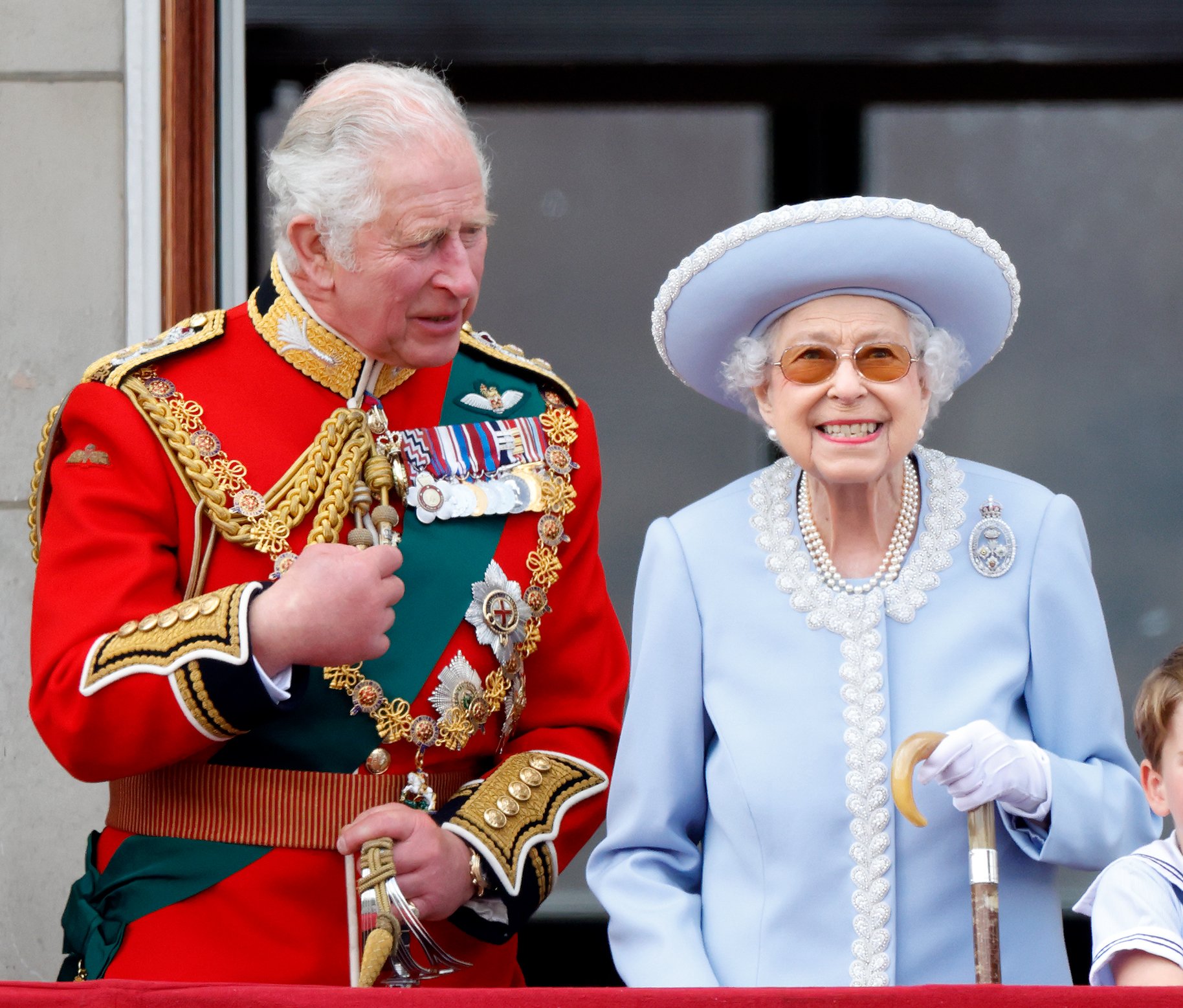 El príncipe (ahora rey) Charles y la reina Elizabeth II observan un vuelo desde el balcón del Palacio de Buckingham durante Trooping the Colour el 2 de junio de 2022 en Londres, Inglaterra. | Foto: Getty Images