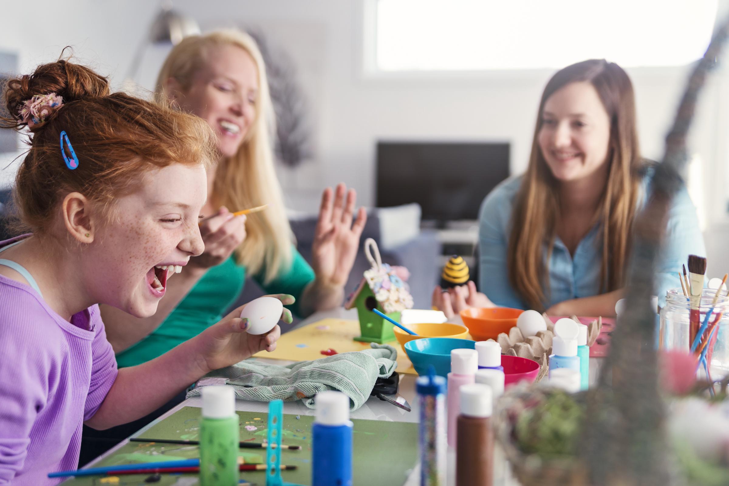 Un grupo de amigos disfrutando de una actividad creativa | Fuente: Getty Images