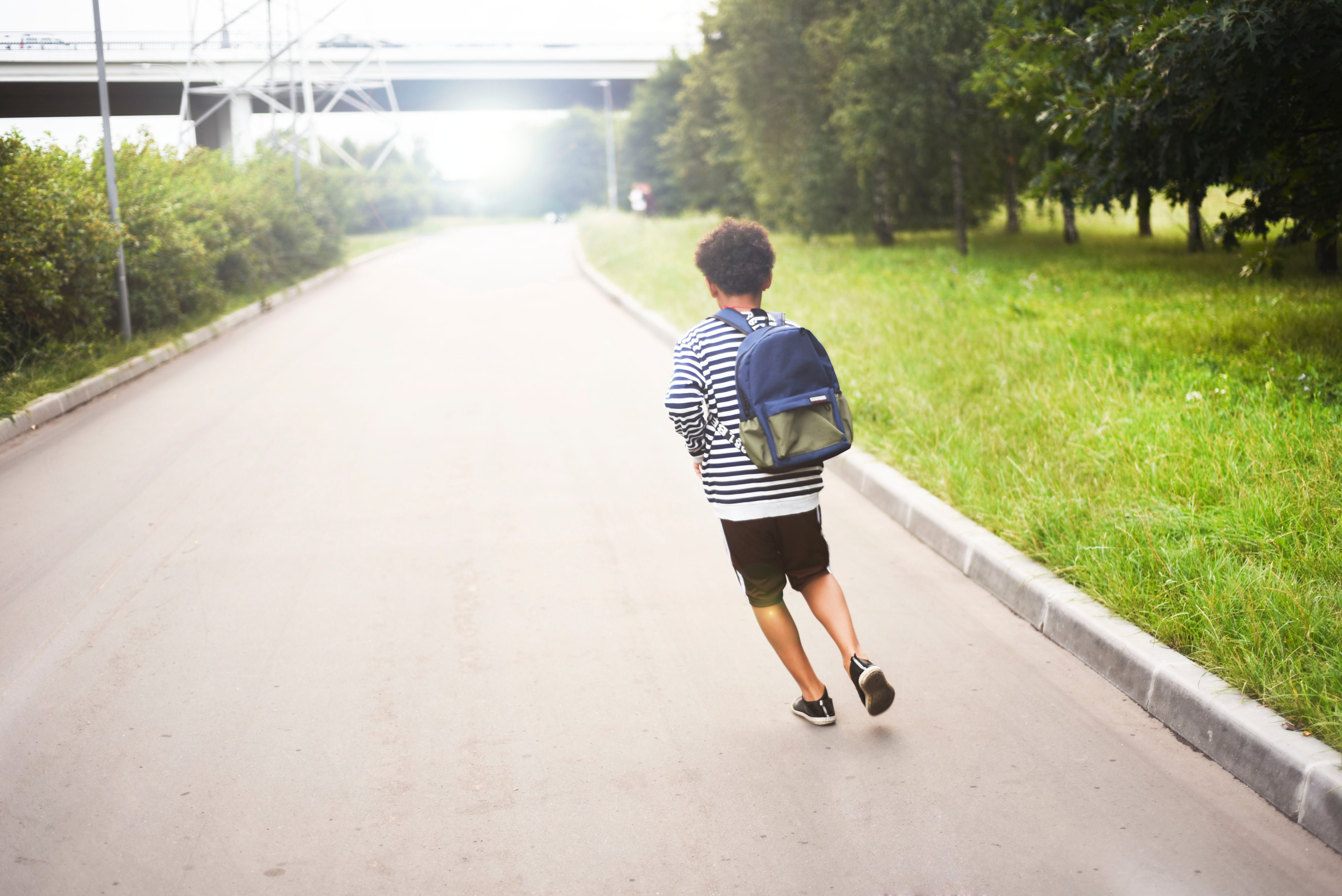 Niño corriendo por una calle. | Foto: Shutterstock