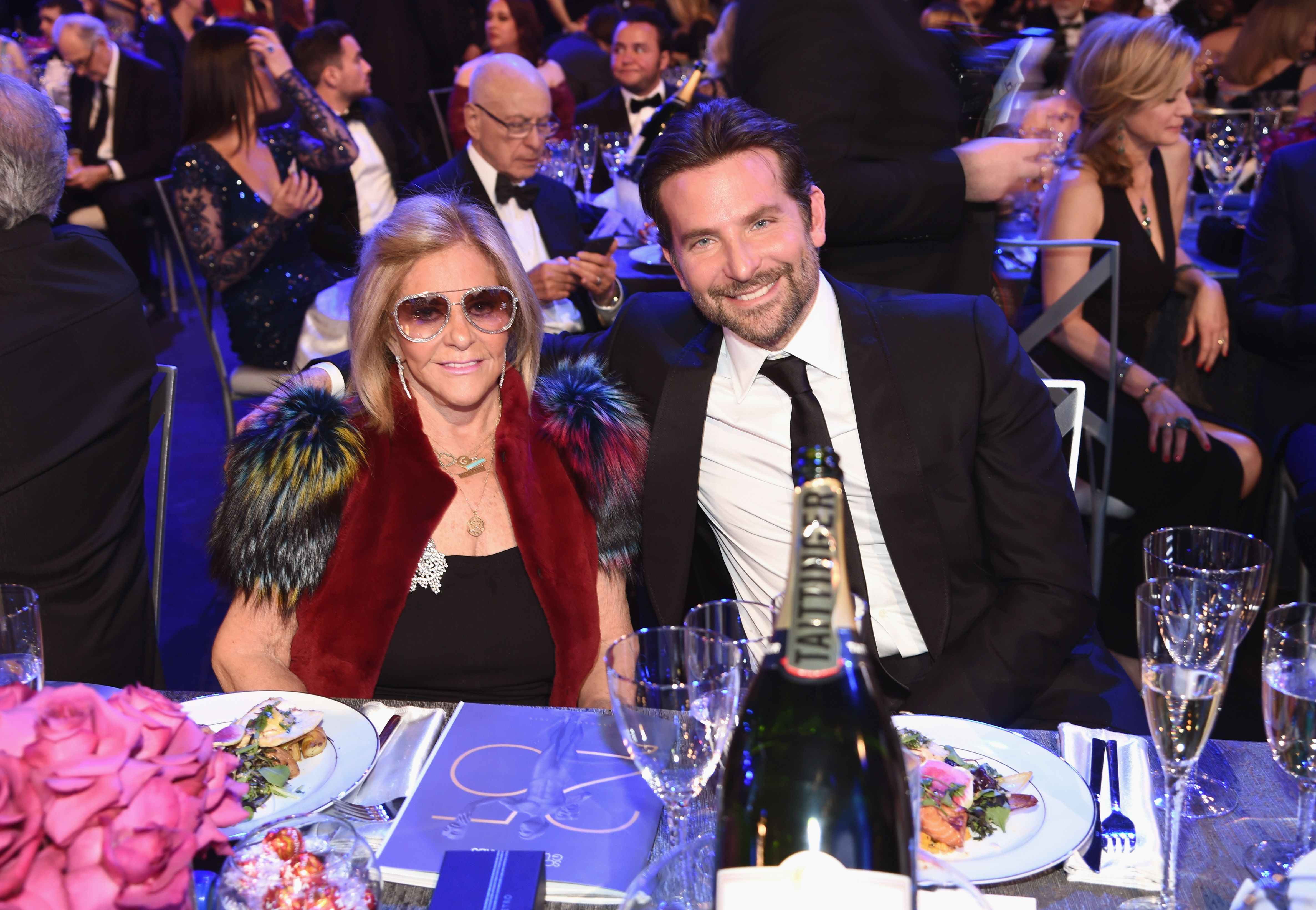 Gloria Campano y Bradley Cooper asisten a la 25ª entrega anual de los Screen Actors Guild Awards en The Shrine Auditorium el 27 de enero de 2019, en Los Ángeles, California. | Foto: Getty Images