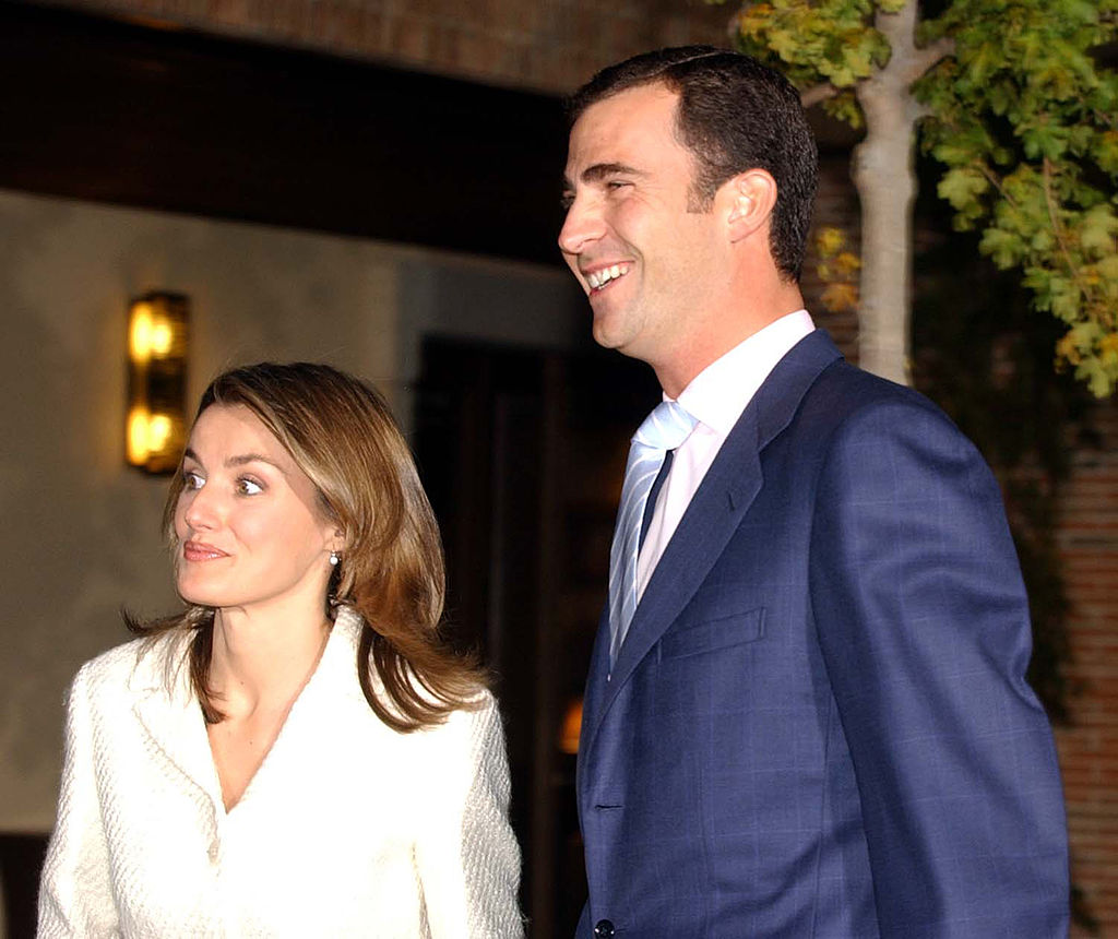 Felipe de España y Letizia Ortiz anuncian su compromiso en los jardines de la residencia del príncipe el 3 de noviembre de 2003, en el Palacio de la Zarzuela de Madrid, España. | Fuente: Getty Images