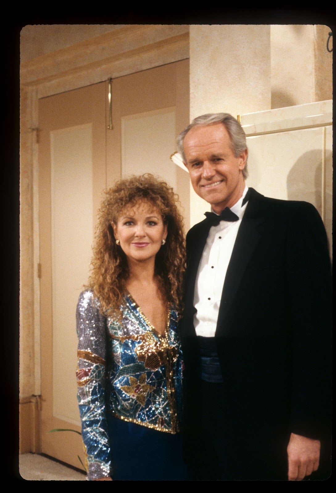 Shelley Fabares y Mike Farrell en el plató de "Coach" en 1990. | Fuente: Getty Images