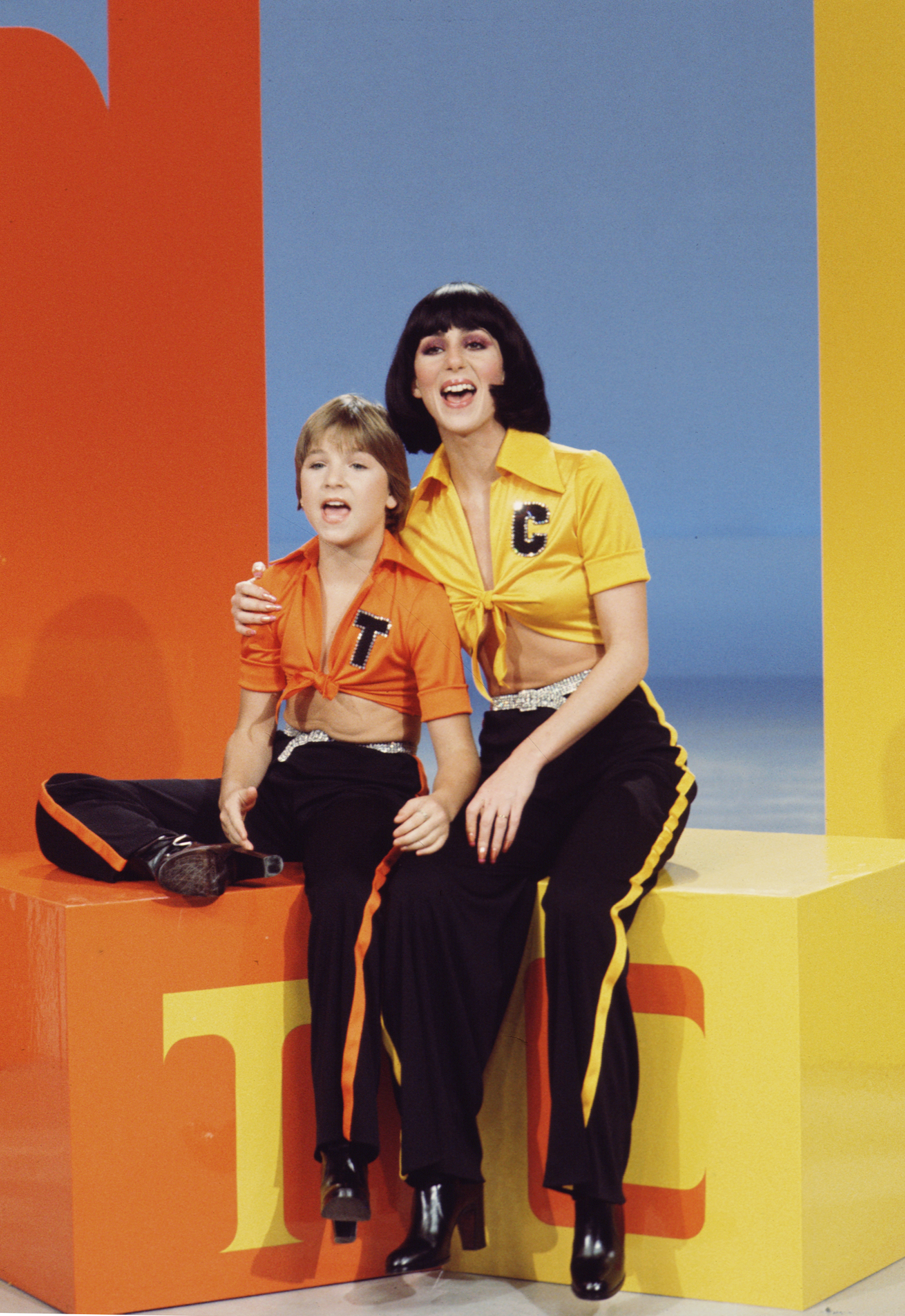 La actriz infantil y Cher aparecen con trajes a juego en "The Sonny & Cher Comedy Hour" en 1972 | Fuente: Getty Images
