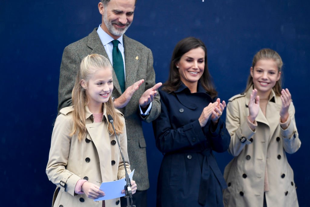 La princesa Leonor, el rey Felipe VI, la reina Letizia y la Infanta Sofía de España, el 19 de octubre de 2019 en Asiegu, España. | Foto: Getty Images