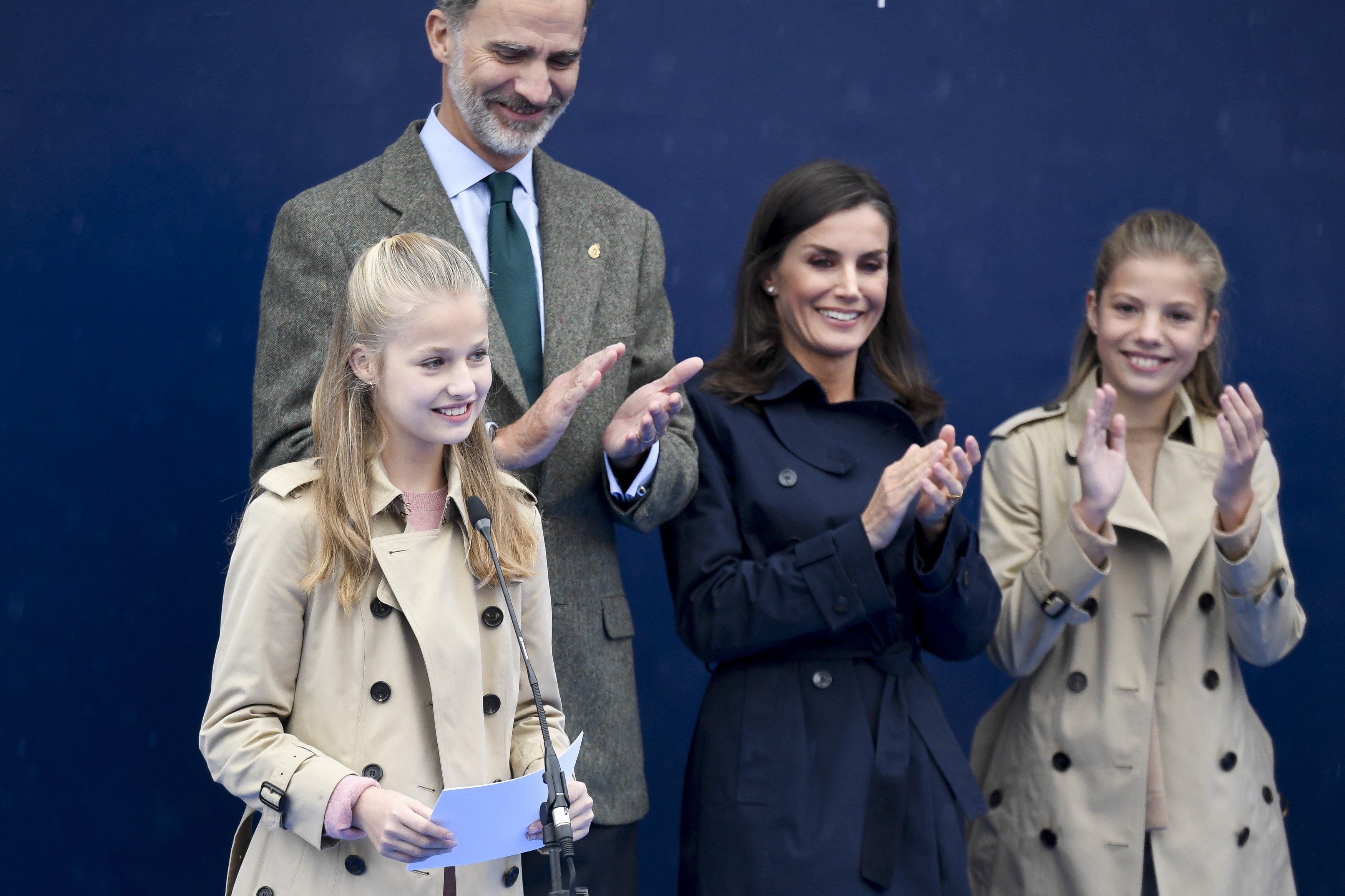 El Rey Felipe VI de España en el Palacio de Zarzuela con la Reina Letizia, la Princesa Leonor y la Princesa Sofía el 19 de junio de 2014 en Madrid, España. | Foto: Getty Images