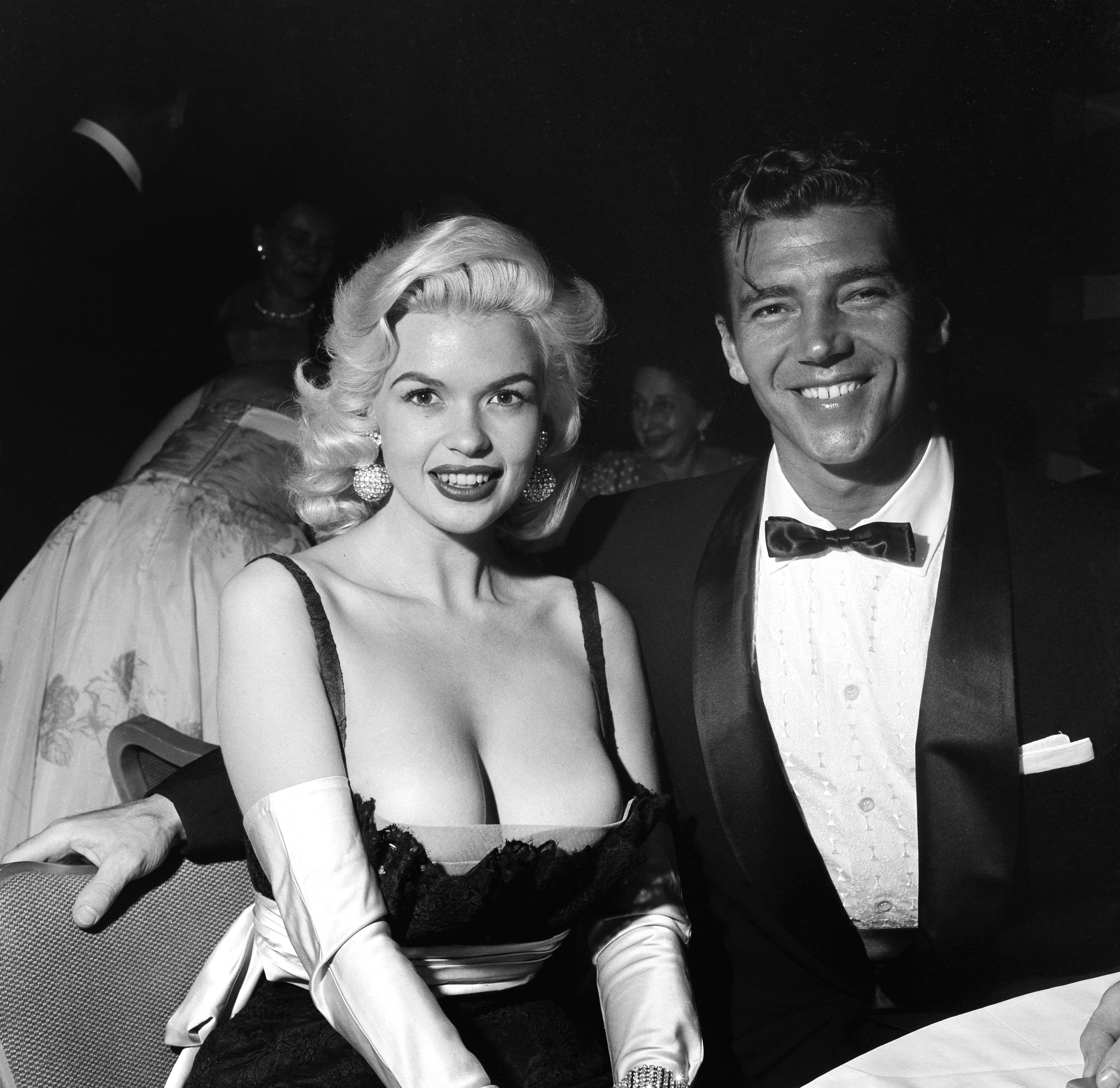 La actriz Jayne Mansfield y Mickey Hargitay asisten al Makeup Artist Ball en Los Ángeles, California. | Foto: Getty Images