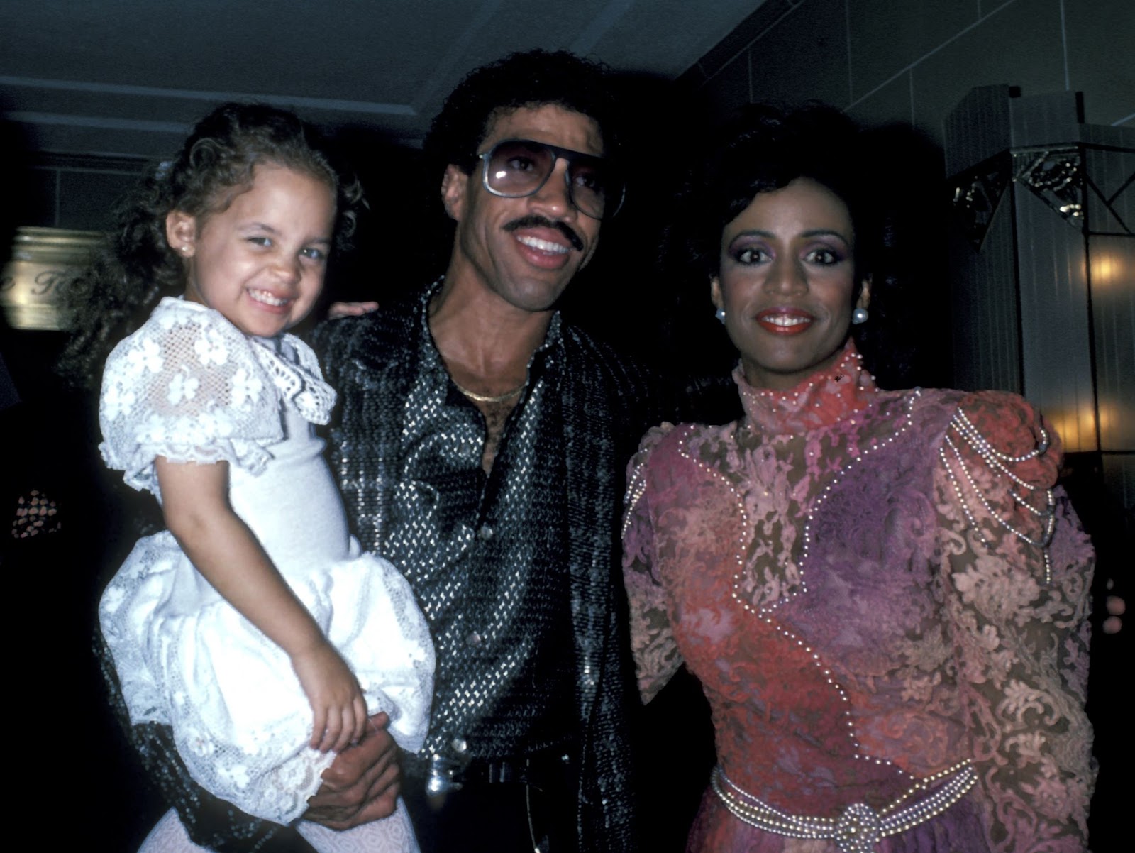 Nicole y Lionel Richie con Brenda Harvey fotografiados en Nueva York en 1985. | Fuente: Getty Images