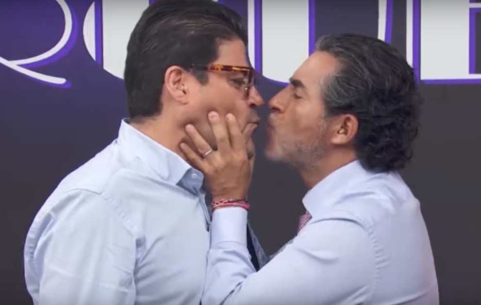 Raúl Araiza dándole un beso a "El Burro". | Foto: Youtube/Hoy