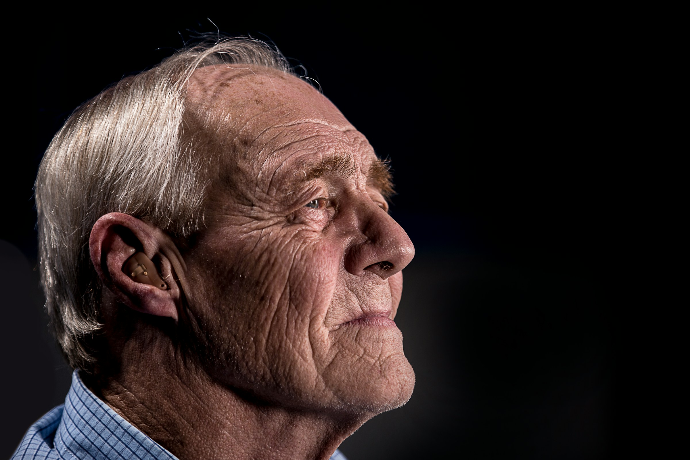 Un anciano con un audífono | Fuente: Unsplash