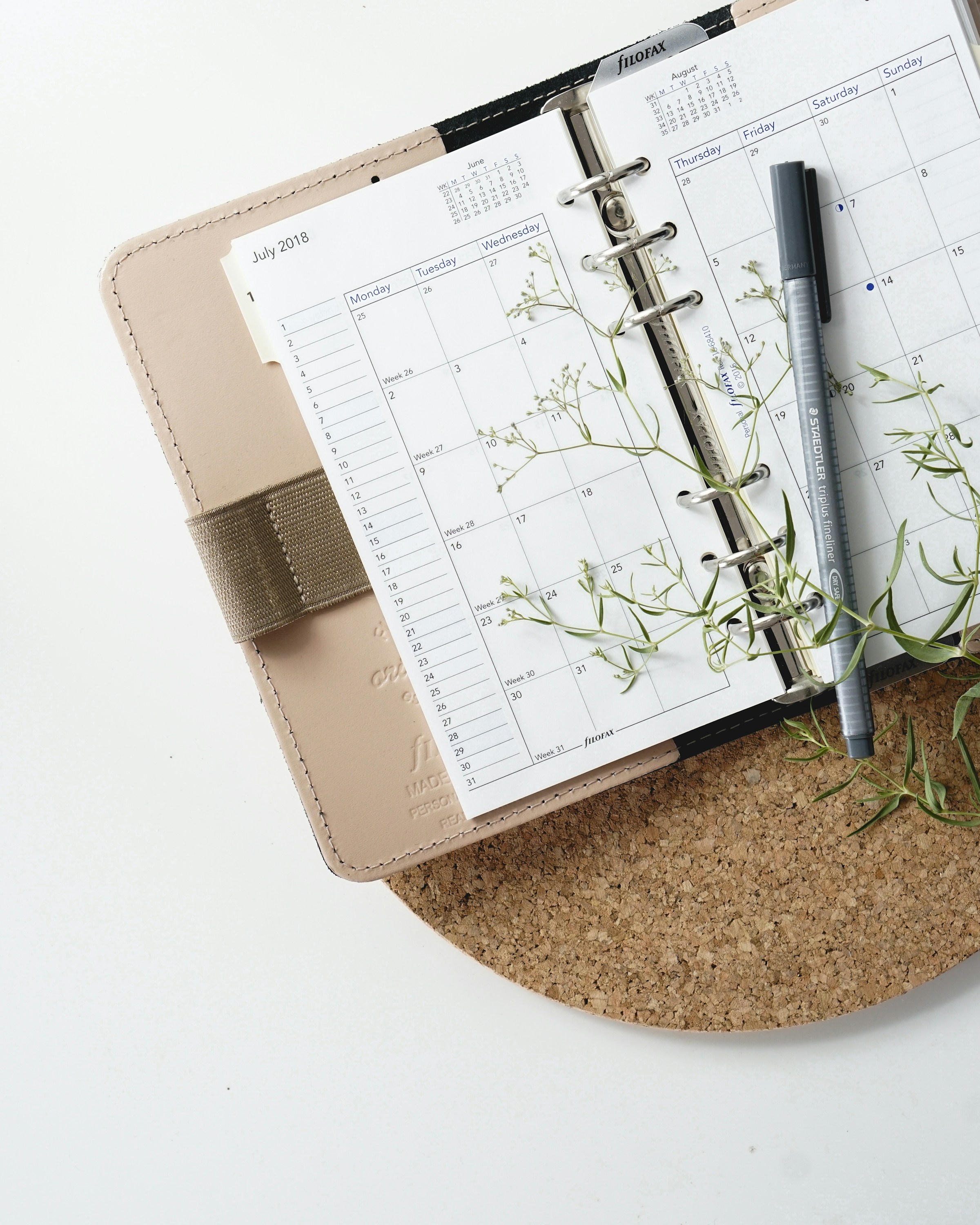 Un cuaderno con un bolígrafo | Fuente: Unsplash