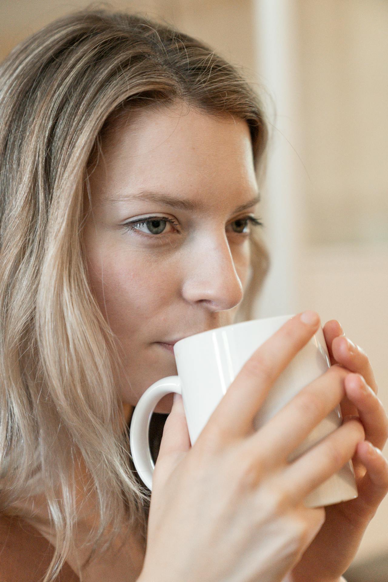 Una donna che beve una tazza di caffè | Fonte: Pexels