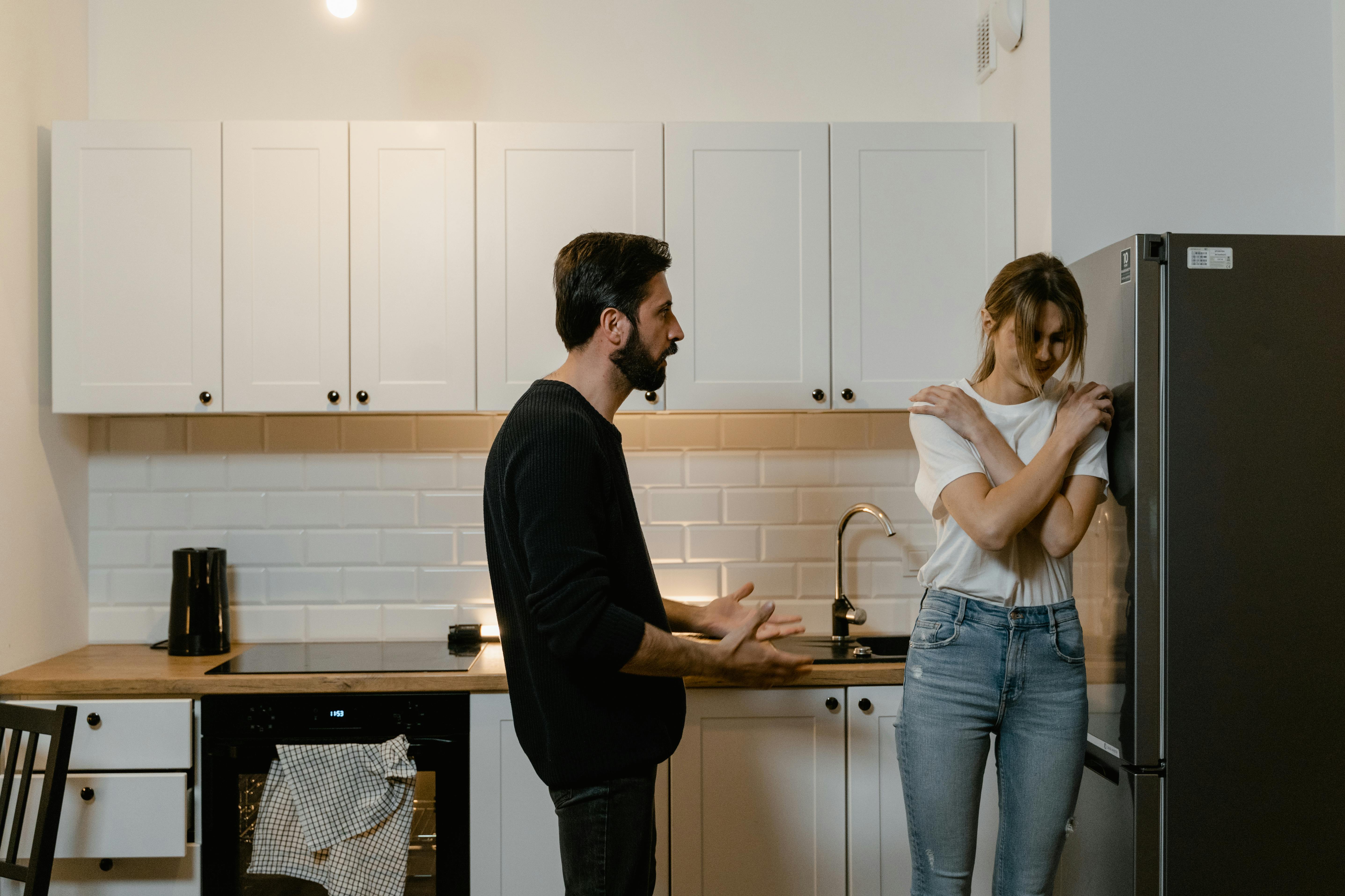 Un hombre discutiendo con una mujer | Fuente: Pexels