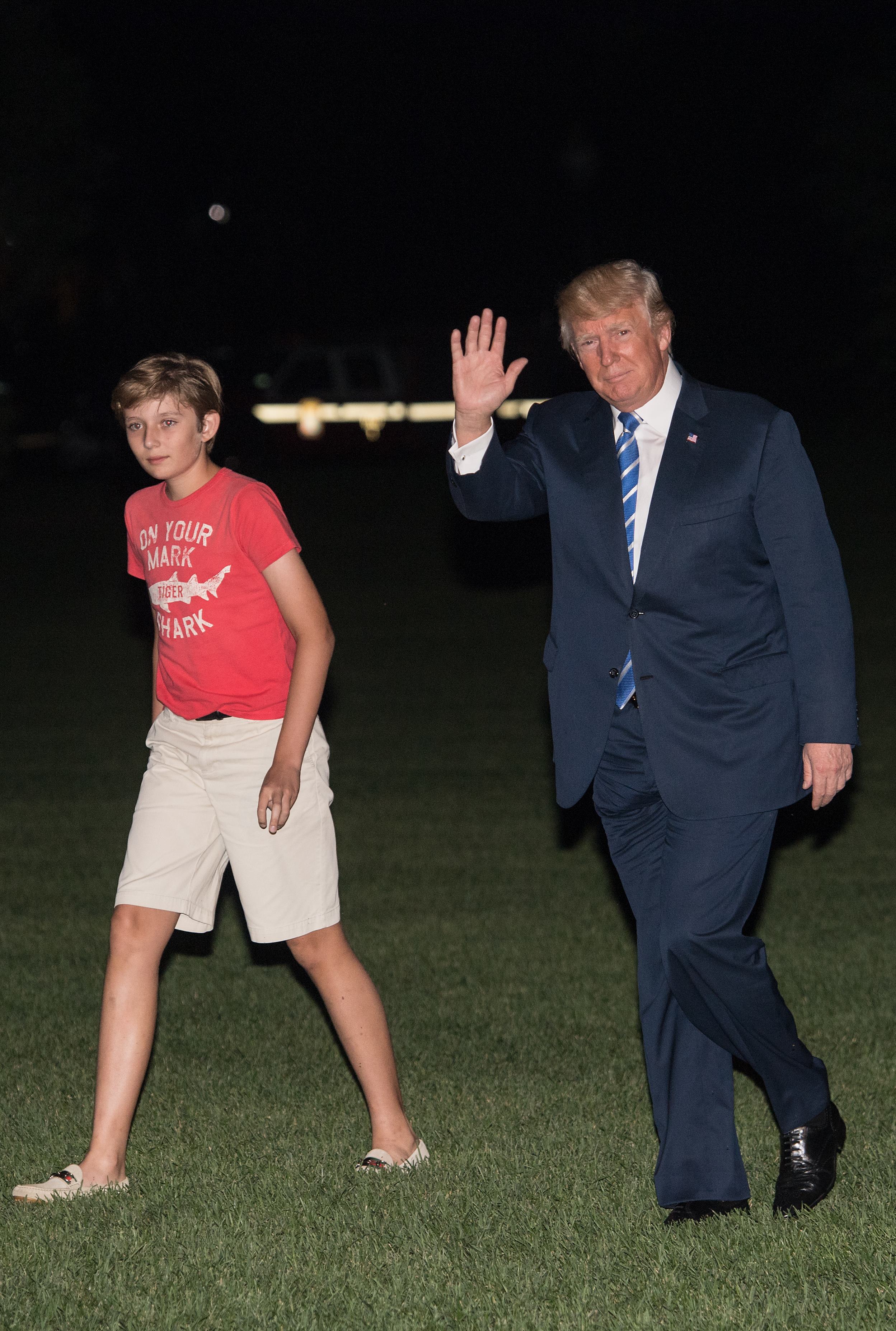 El presidente de Estados Unidos, Donald Trump, regresa a la Casa Blanca con su hijo Barron en Washington, D. C., el 20 de agosto de 2017, después de unas "vacaciones de trabajo" de 17 días. | Fuente: Getty Images