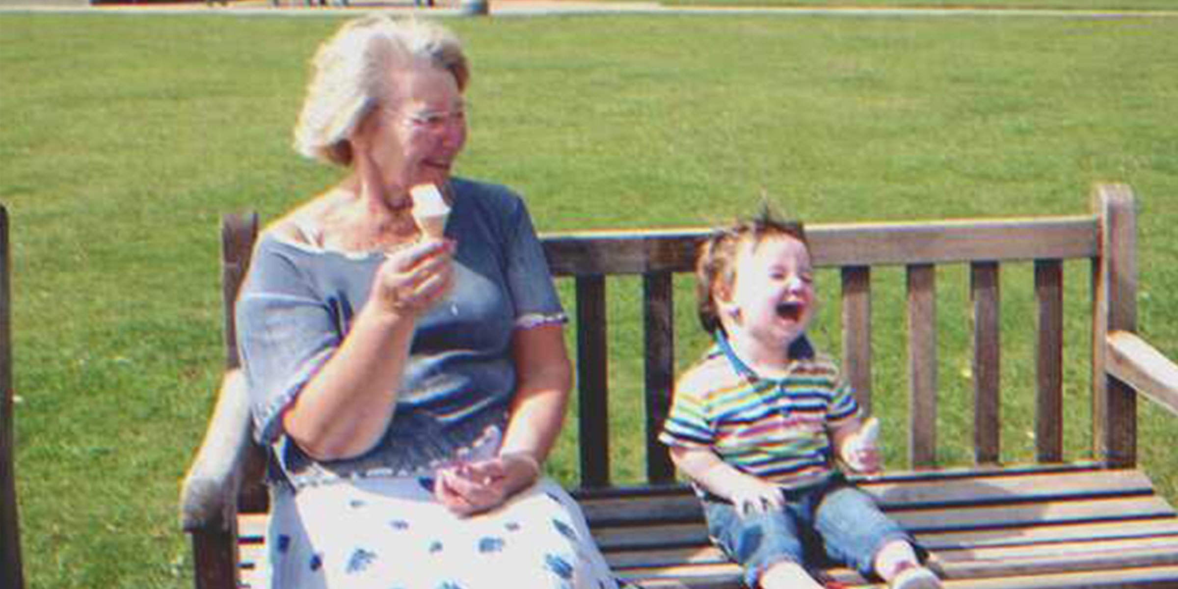 Una abuela y su nieto comiendo helado | Foto. Flickr.com/Julian Tysoe