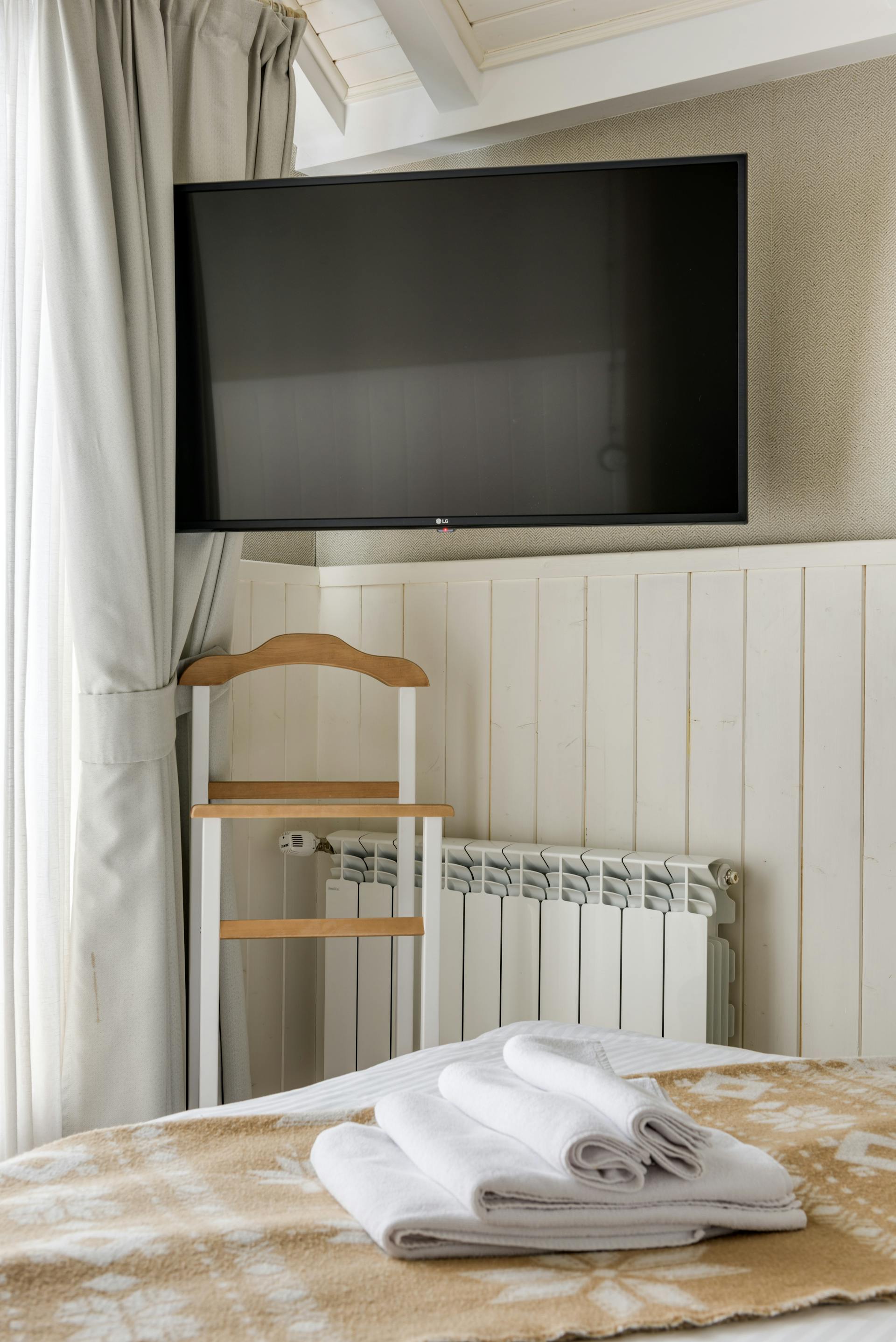 Un televisor en un dormitorio | Fuente: Pexels