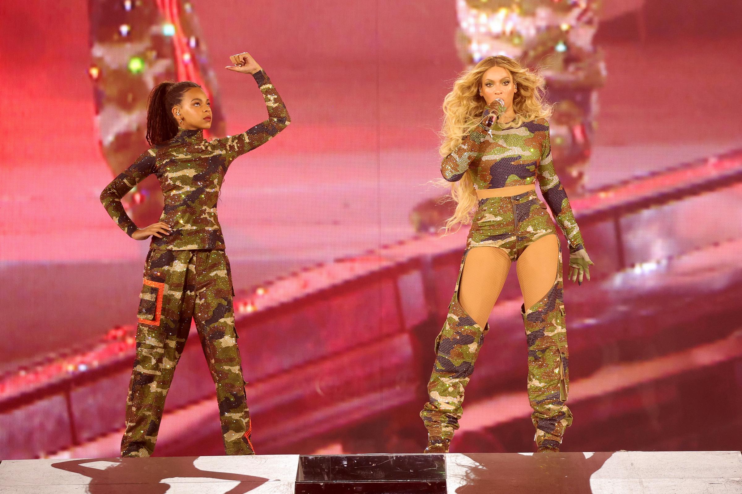 Blue Ivy Carter y Beyoncé Knowles-Carter actuando durante la gira