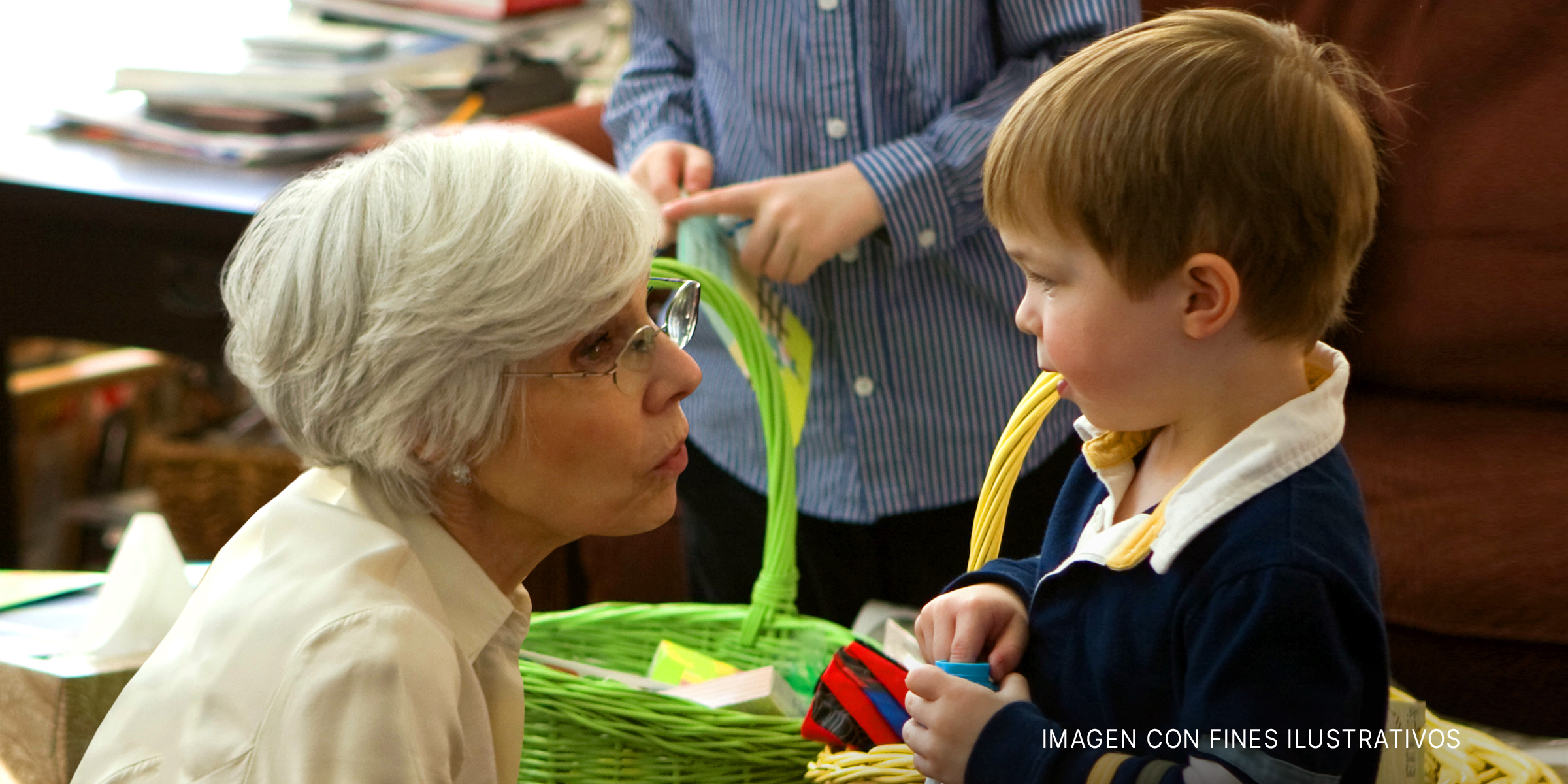 Una anciana habla con un niño. | Foto: Flickr.com/chipgriffin (CC BY 2.0)