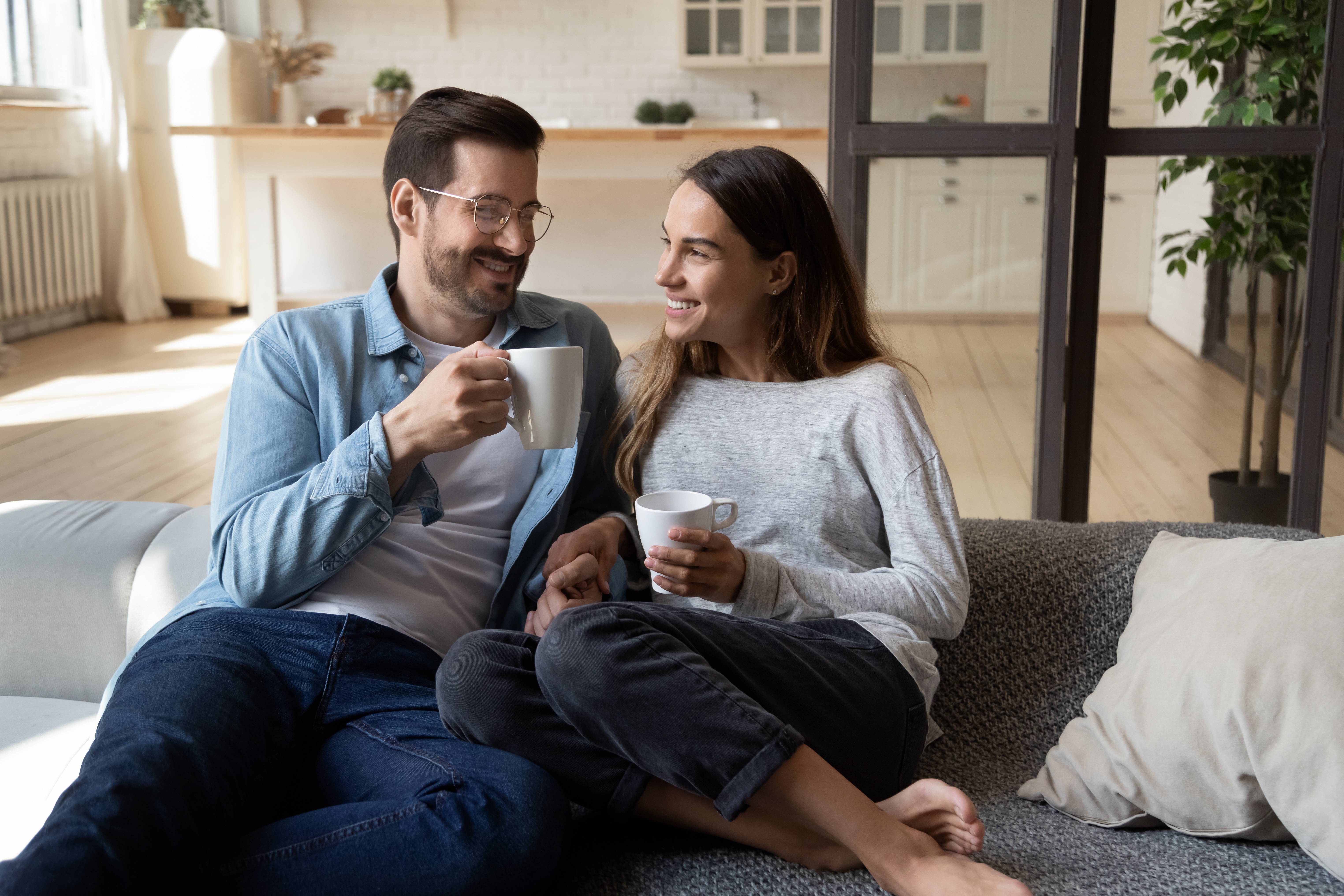 Una pareja disfrutando del té en casa. | Foto: Shutterstock