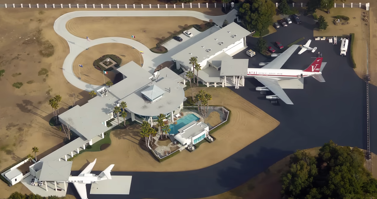 Una vista aérea muestra la magnitud de la casa de John Travolta en Florida, con un gran jet aparcado a solo unos pasos de la residencia. | Fuente: YouTube/@Therichest
