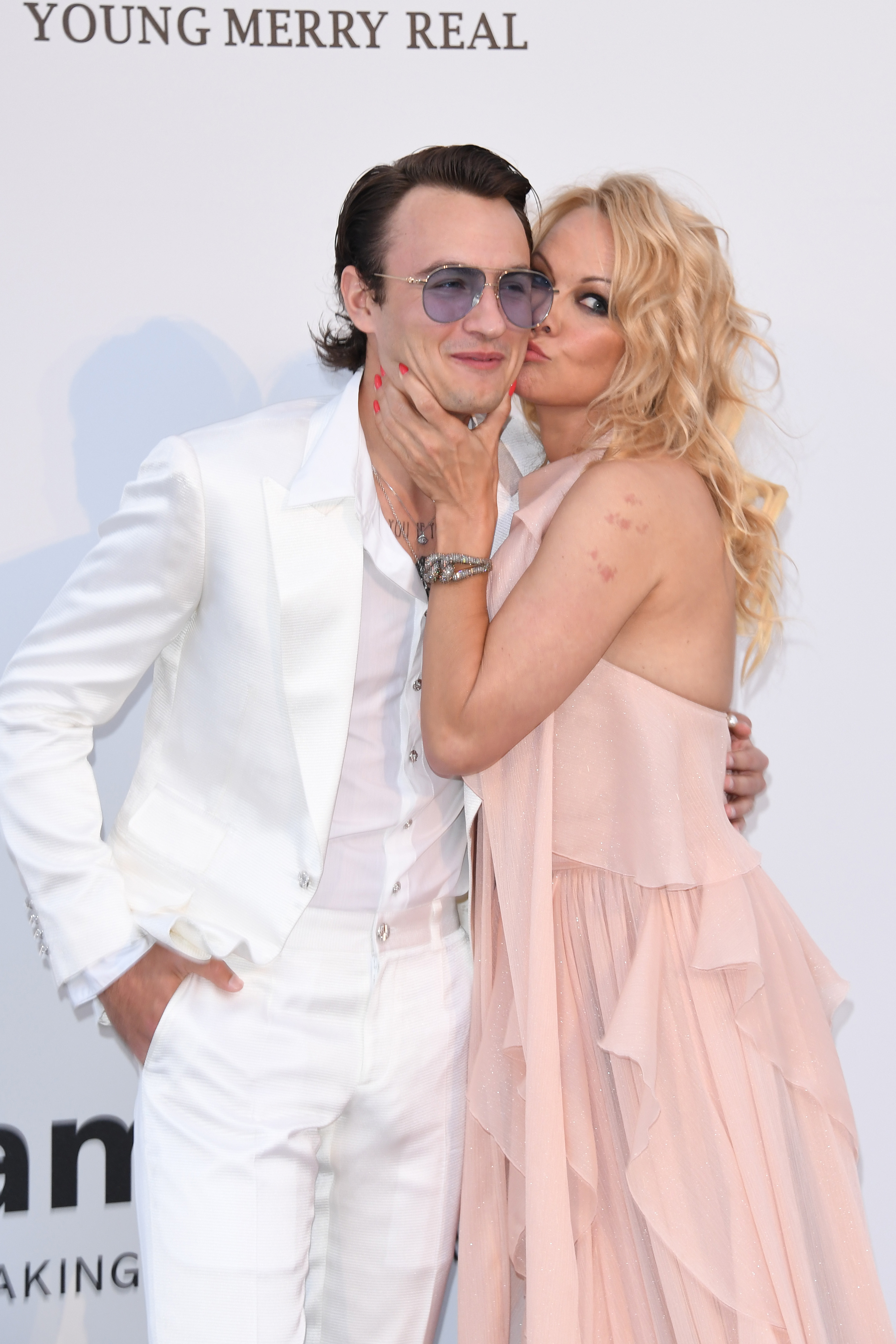 Pamela Anderson besa la mejilla de su hijo Brandon Thomas Lee en la Gala amfAR Cannes 2019 en Cap d'Antibes, Francia, el 23 de mayo de 2019 | Fuente: Getty Images