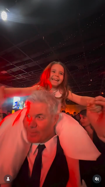 Fernando Burlando y su hija Sarah Burlando, de 3 años, en la gala solidaria organizada por Margarita Barrientos | Fuente: Instagram/barbaritafranco21
