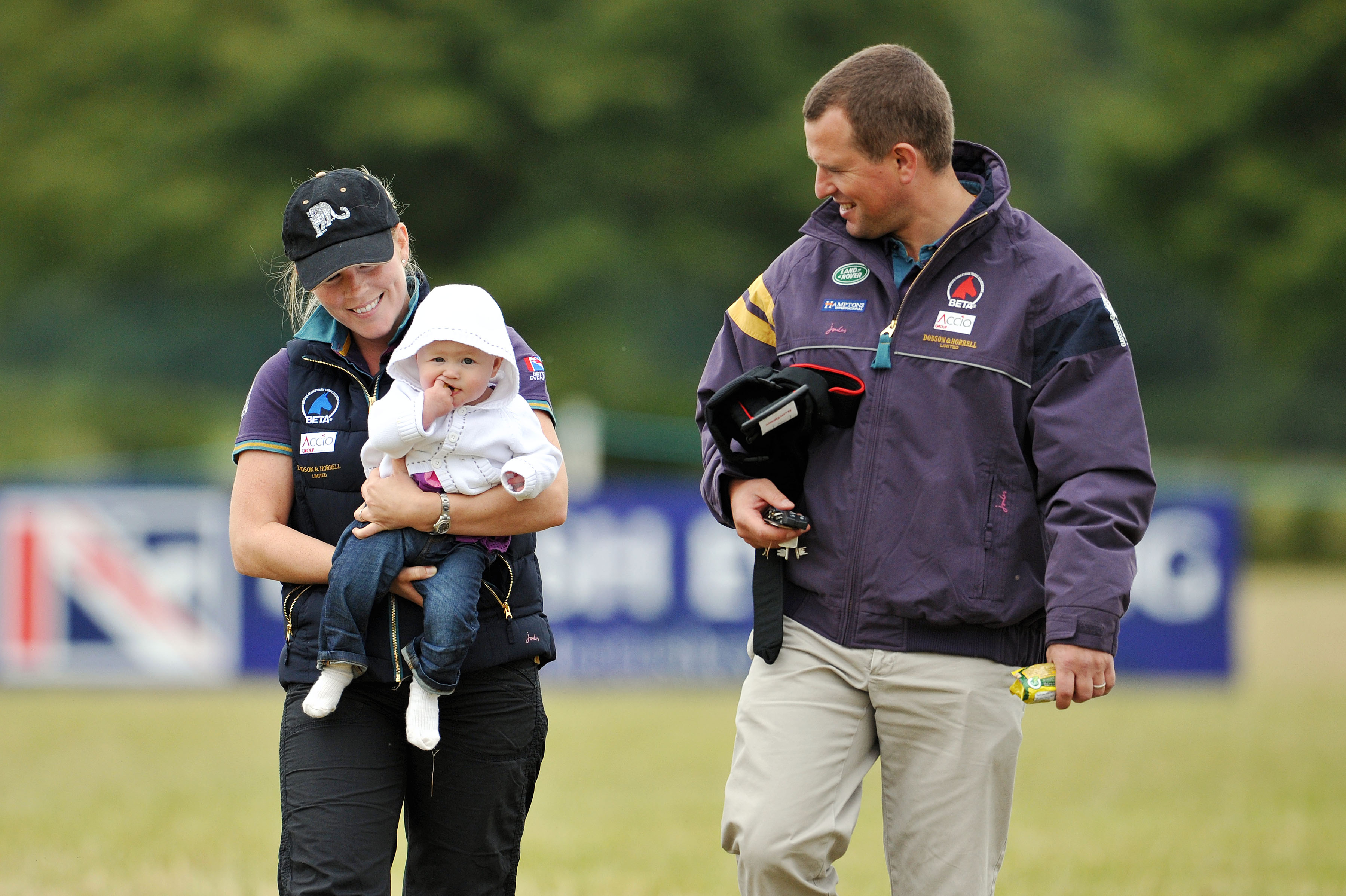 Peter y Autumn Phillips con su hija Savannah en el Gatcombe Park Festival of British Eventing el 6 de agosto de 2011 | Fuente: Getty Images