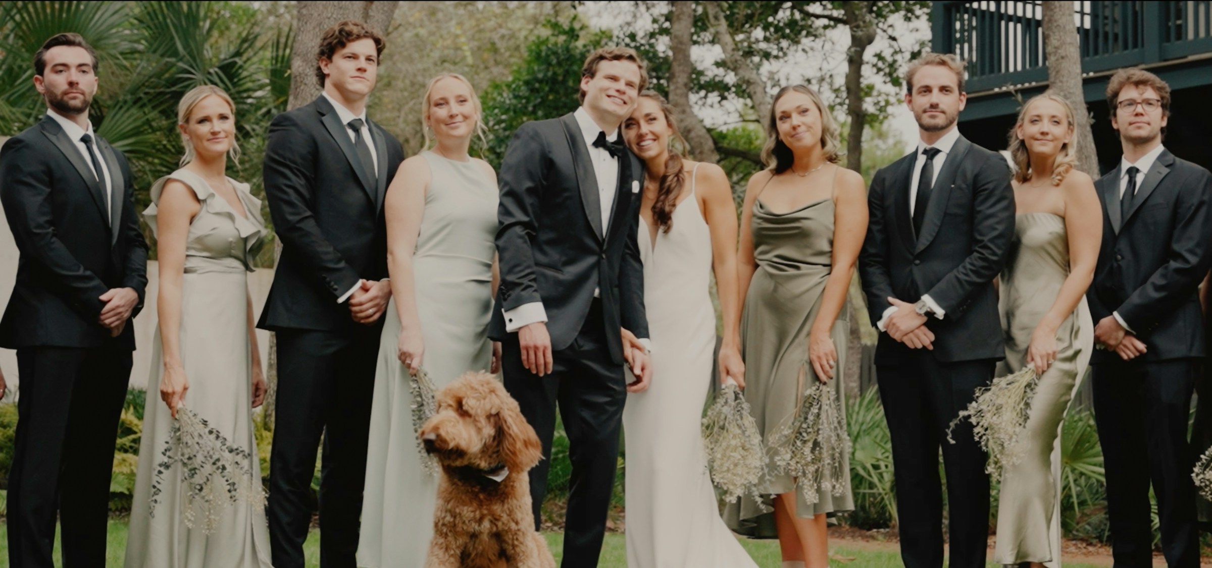 Una fiesta de boda posando para las fotos | Fuente: Unsplash