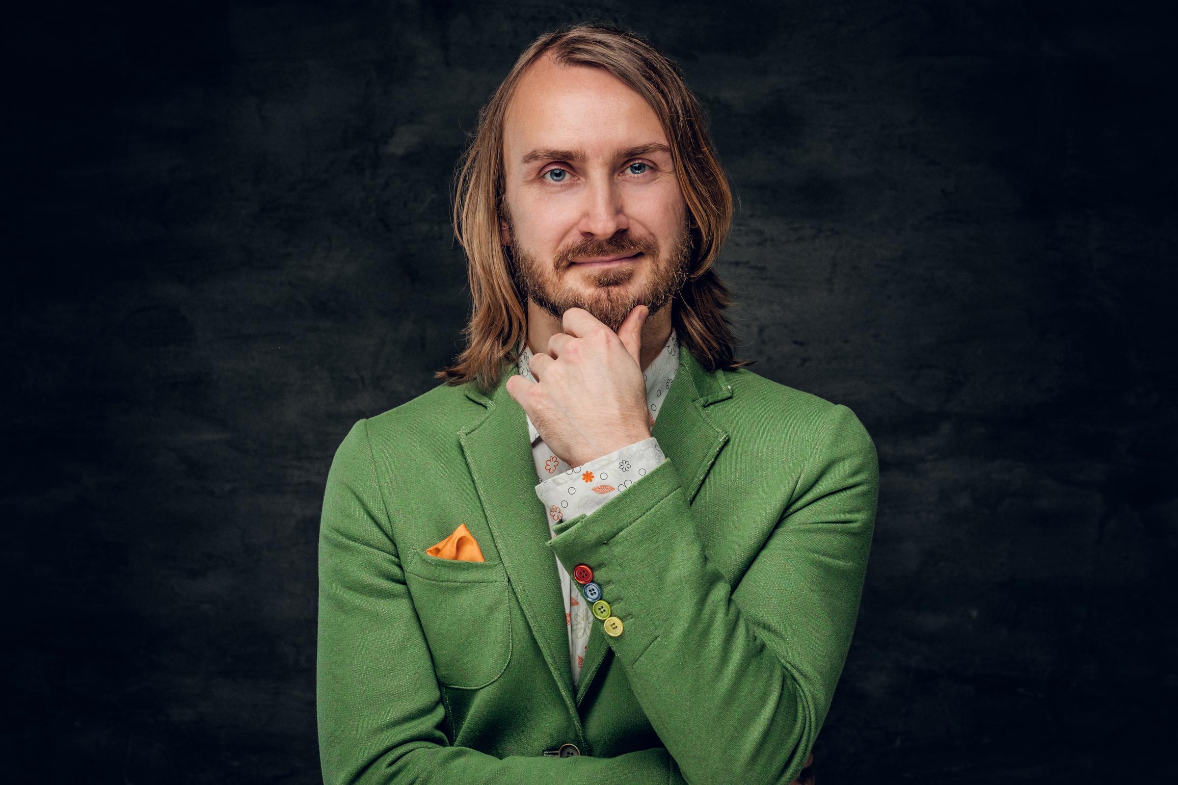 Un hombre con una sonrisa de satisfacción | Fuente: Freepik