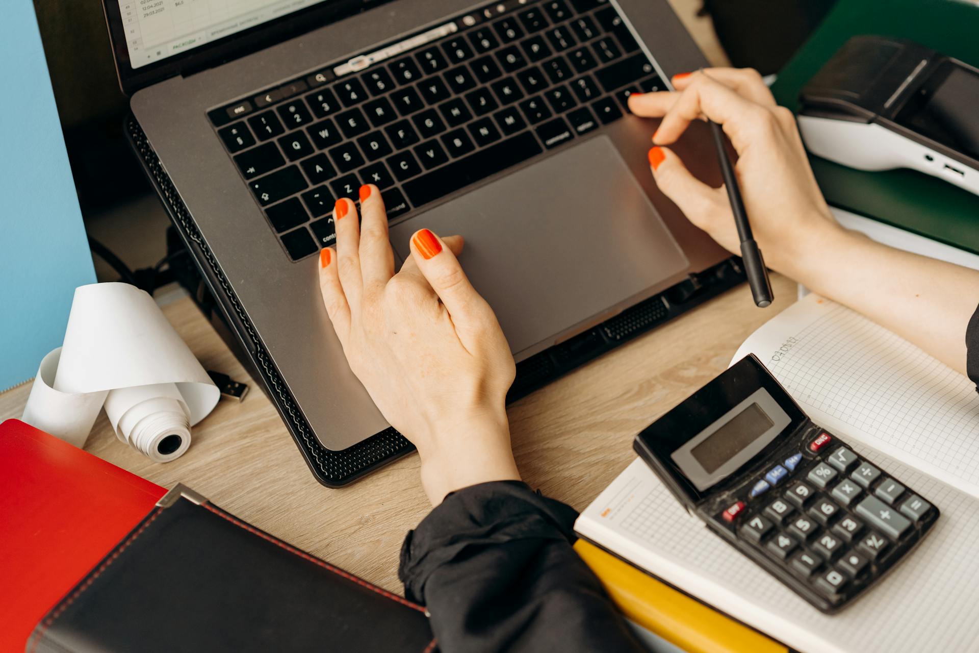 Una mujer utilizando un ordenador portátil | Fuente: Pexels