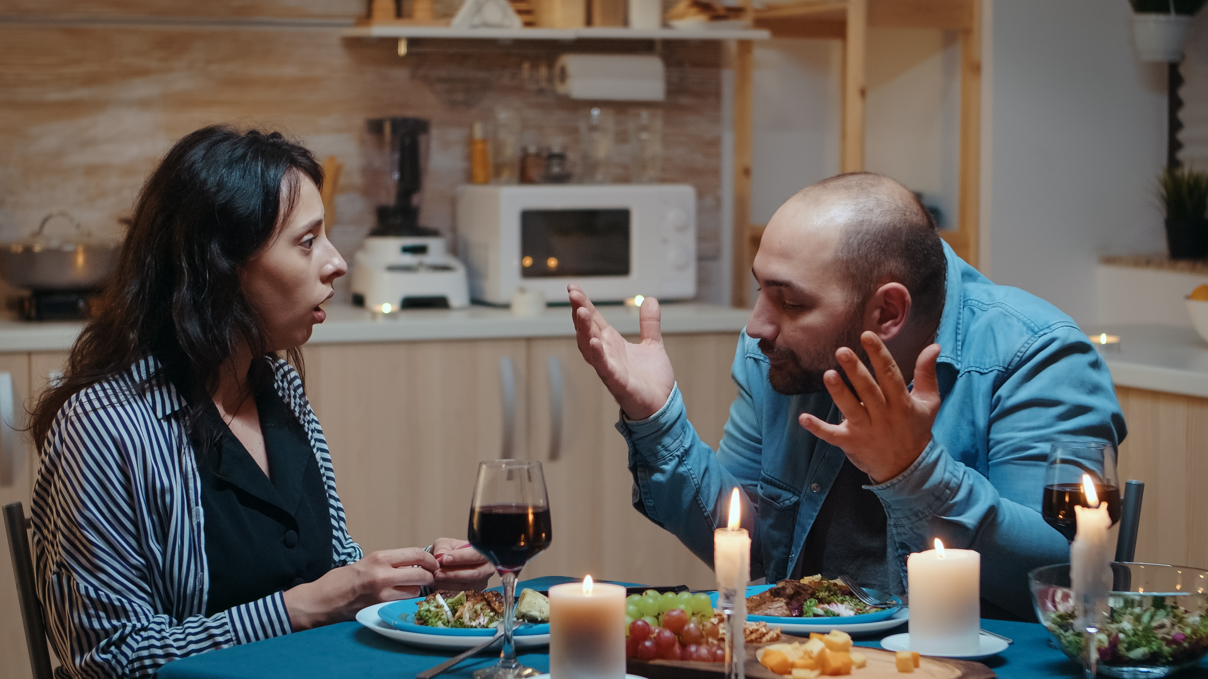 Hombre discute con su novia durante la cena | Foto: Shutterstock