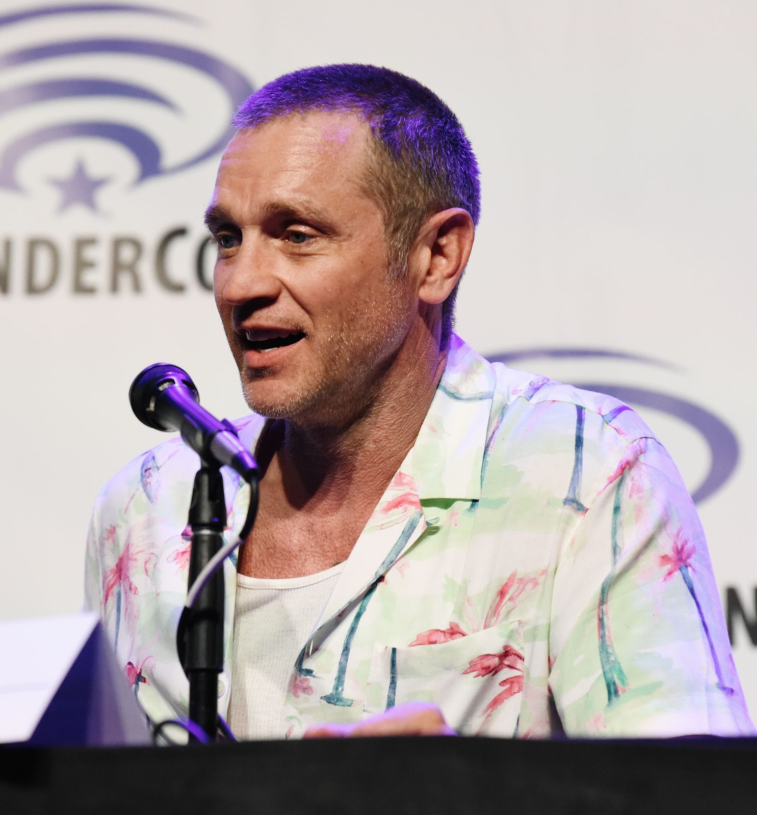 Devon Sawa habla durante el "Chucky" Temporada 3 Parte 2: Vistazo Exclusivo y Conversación con el Reparto durante la WonderCon 2024 el 30 de marzo de 2024, en Anaheim, California. | Fuente: Getty Images