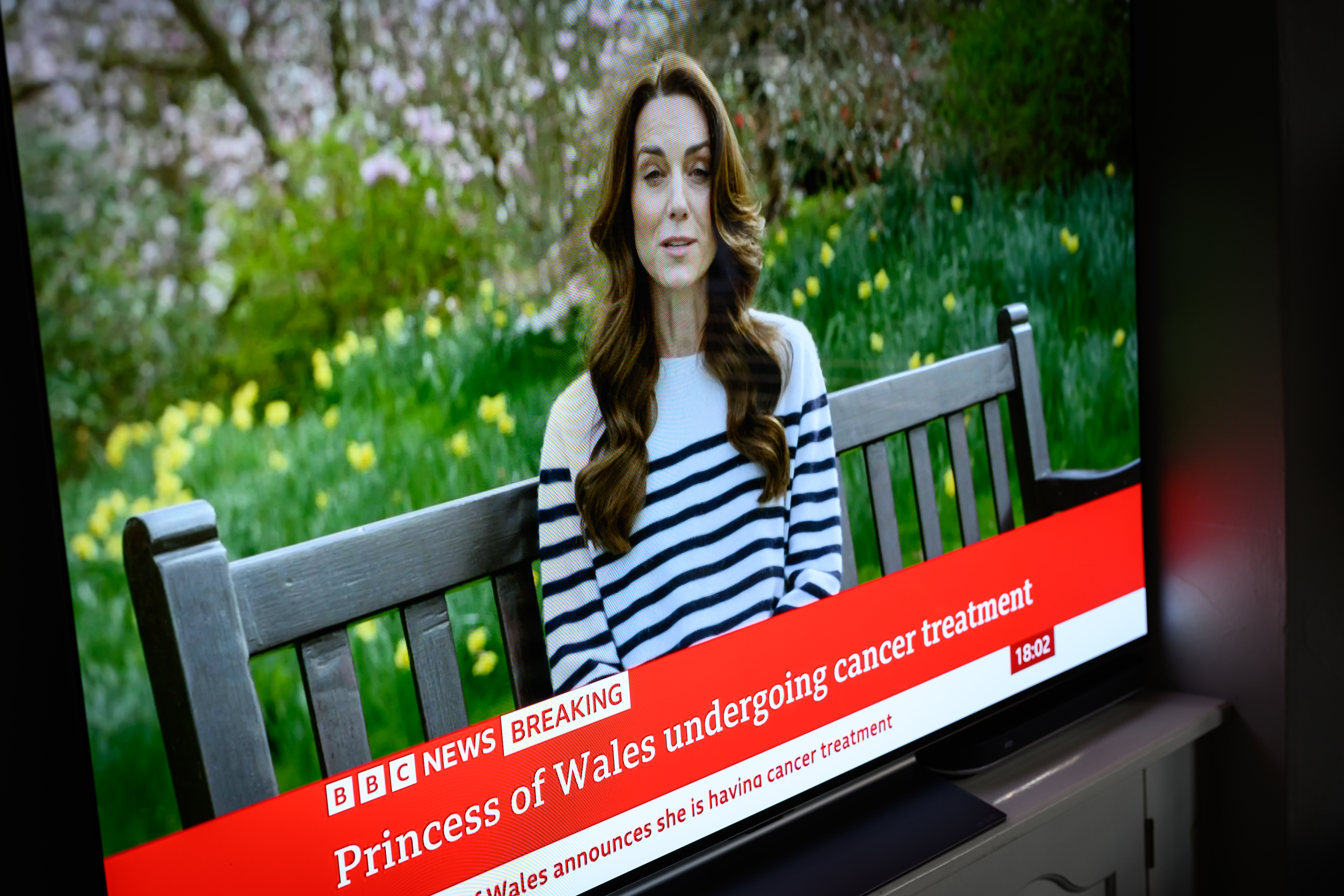 Una pantalla muestra un reportaje de noticias, mientras Catherine, la princesa de Gales anuncia que está recibiendo un tratamiento preventivo de quimioterapia para el cáncer en Londres, Inglaterra, el 22 de marzo de 2024 . | Foto: Getty Images
