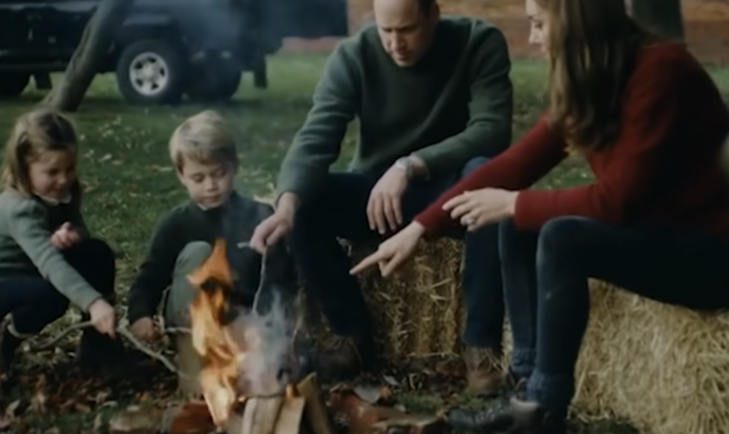 El príncipe William, el príncipe George, la princesa Charlotte y la princesa Catherine en su casa de Anmer Hall, según se ve en un vídeo de YouTube del 29 de abril de 2021 | Foto: Youtube.com/@telegraph