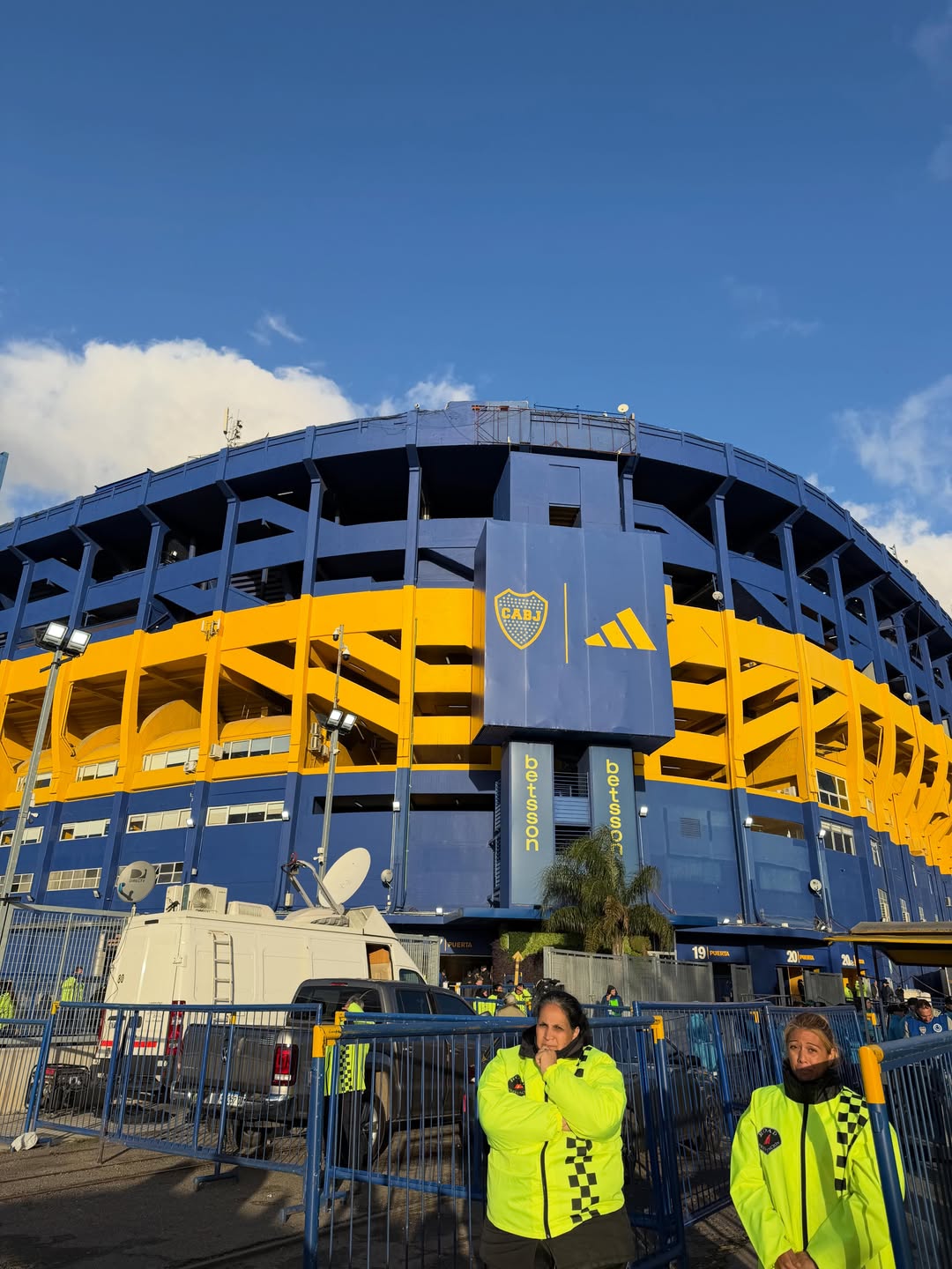 Vista exterior de La Bombonera, el estadio de Boca Juniors, con los colores azul y amarillo característicos del club en la fachada. | Fuente: Instagram/zaira.nara