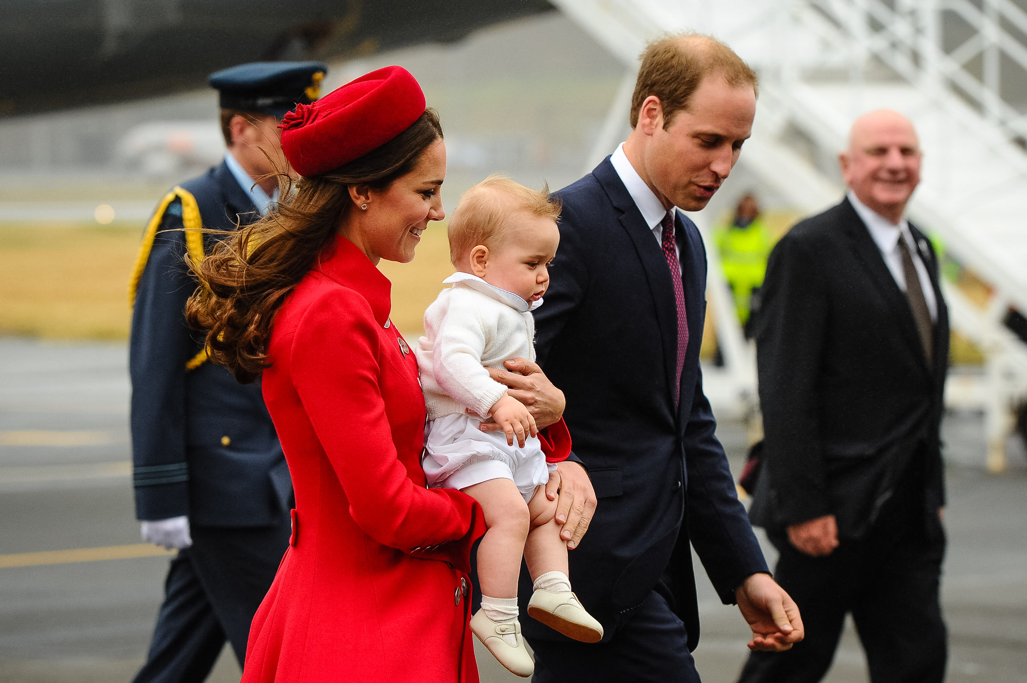 La princesa Catherine lleva en brazos al pequeño George a su llegada a Nueva Zelanda junto al príncipe William en abril de 2014. La familia viajó junta en una gira real de tres semanas por Nueva Zelanda y Australia, una de las primeras apariciones de George en el extranjero. | Fuente: Getty Images