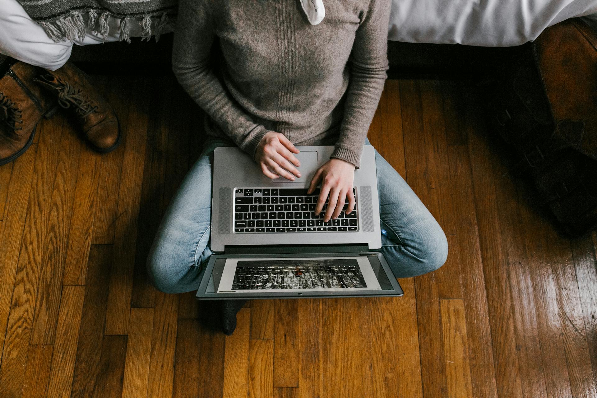 Una mujer tecleando en un portátil | Fuente: Pexels