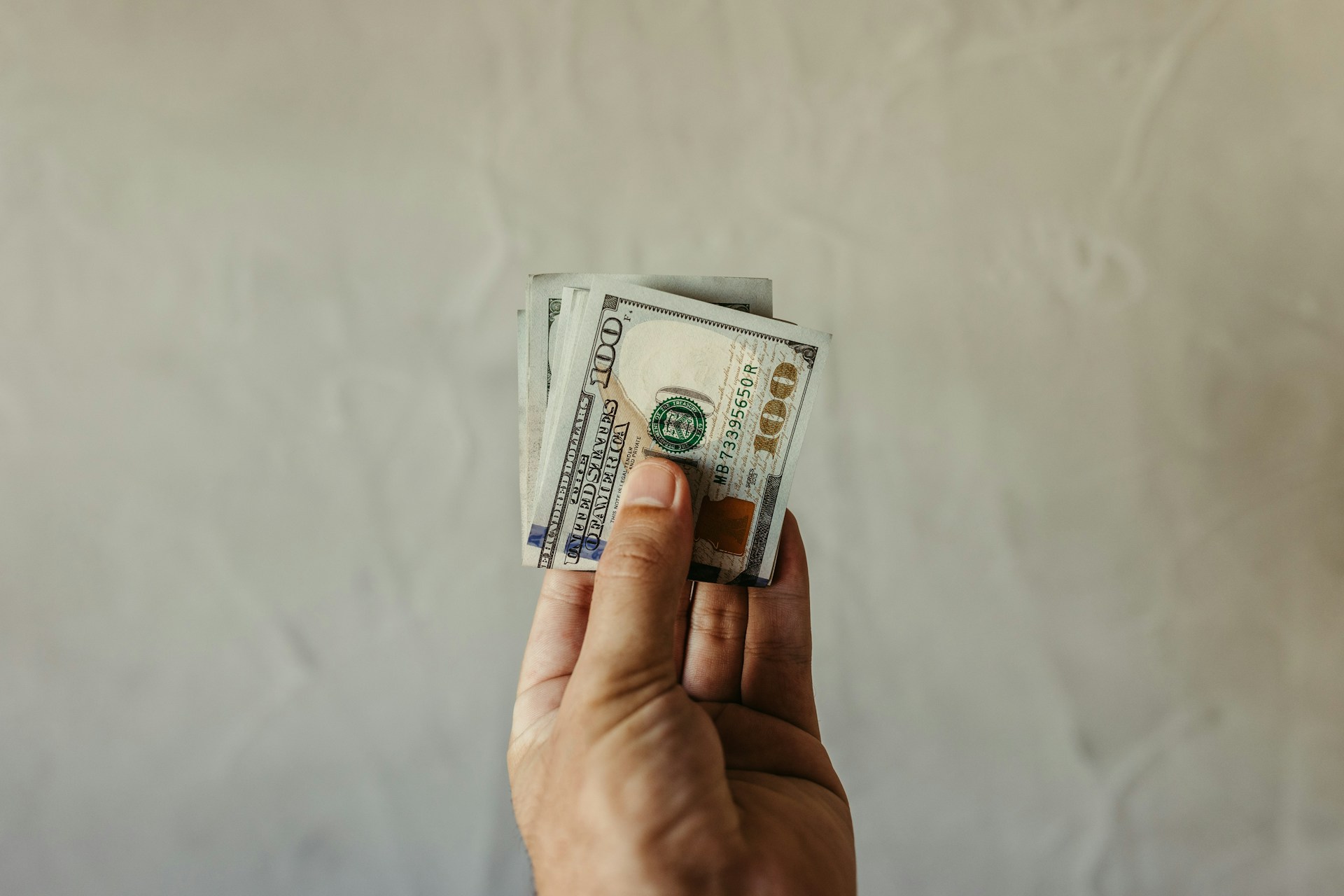 Un hombre sosteniendo billetes | Fuente: Unsplash