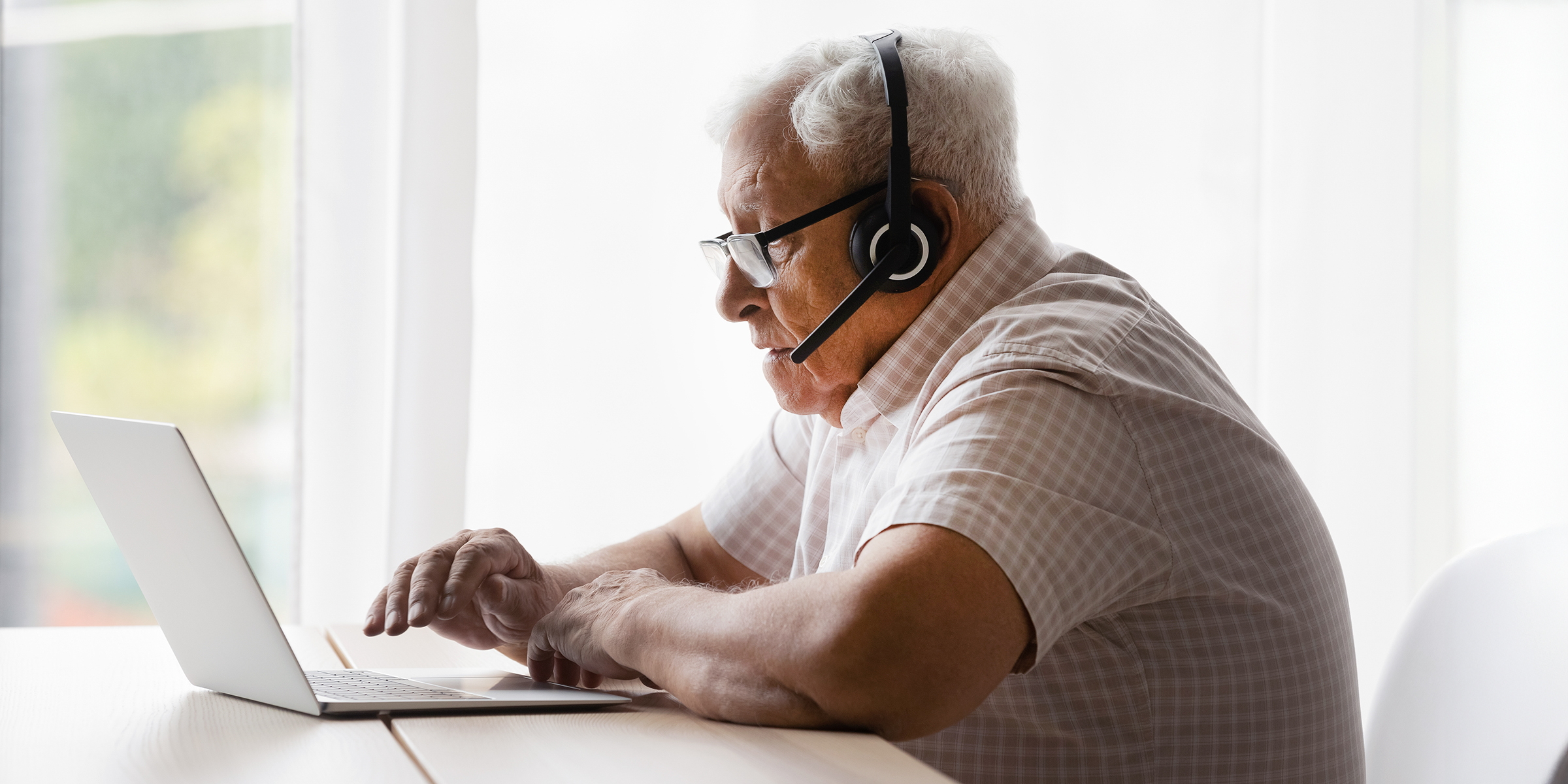 Un hombre mayor utilizando un ordenador portátil | Fuente: Shutterstock