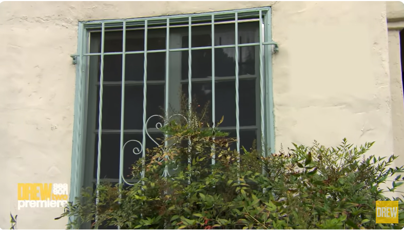 Drew Barrymore muestra su primer apartamento a los 14 años en un vídeo de YouTube fechado el 14 de septiembre de 2021. | Fuente: Youtube/@TheDrewBarrymoreShow