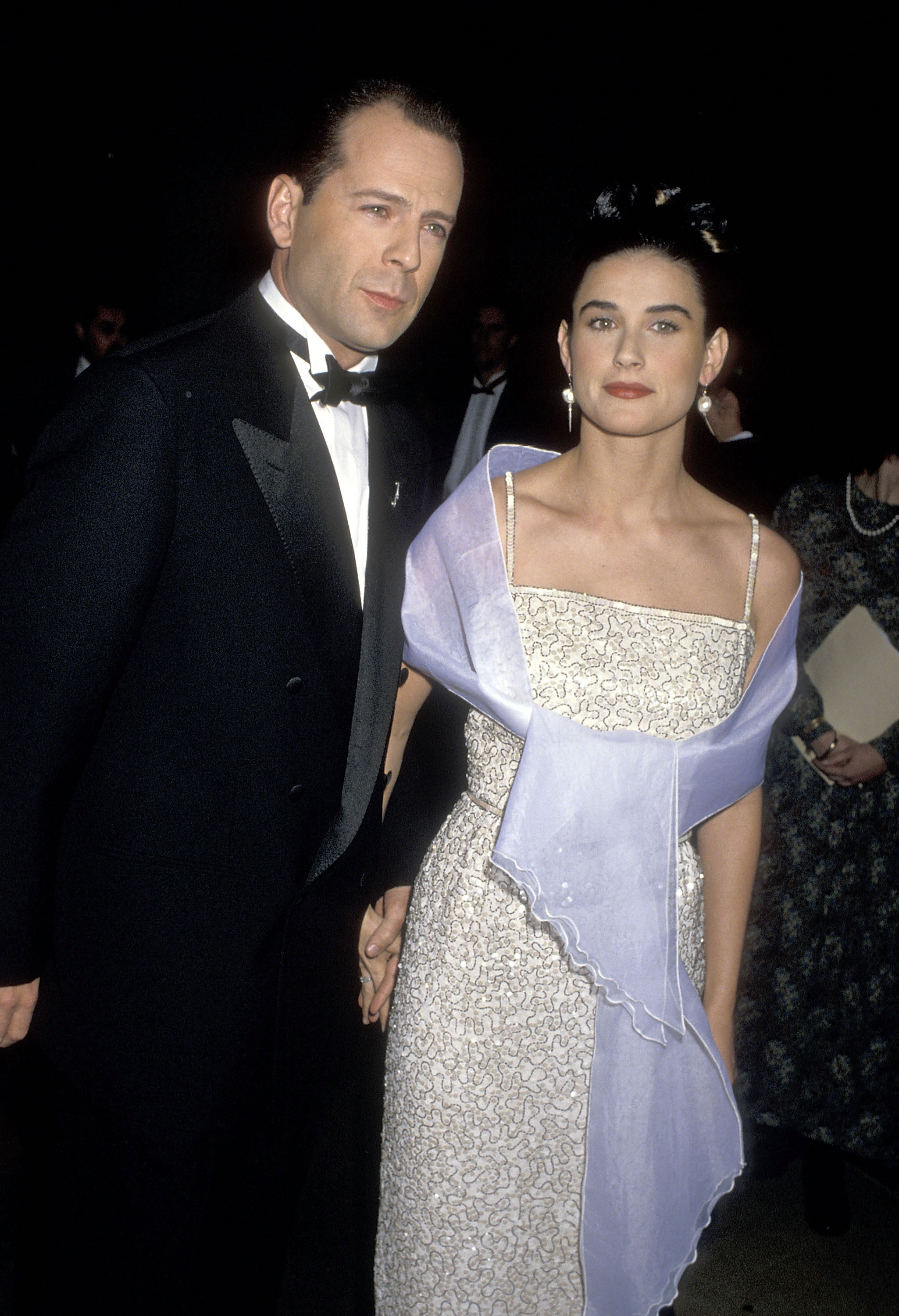 Demi y Bruce asistieron juntos a la entrega de los Globos de Oro el 20 de enero de 1990, cuando ambos estaban en la cresta de la ola en Hollywood. La foto la tomó el famoso fotógrafo de famosos Ron Galella. | Fuente: Getty Images