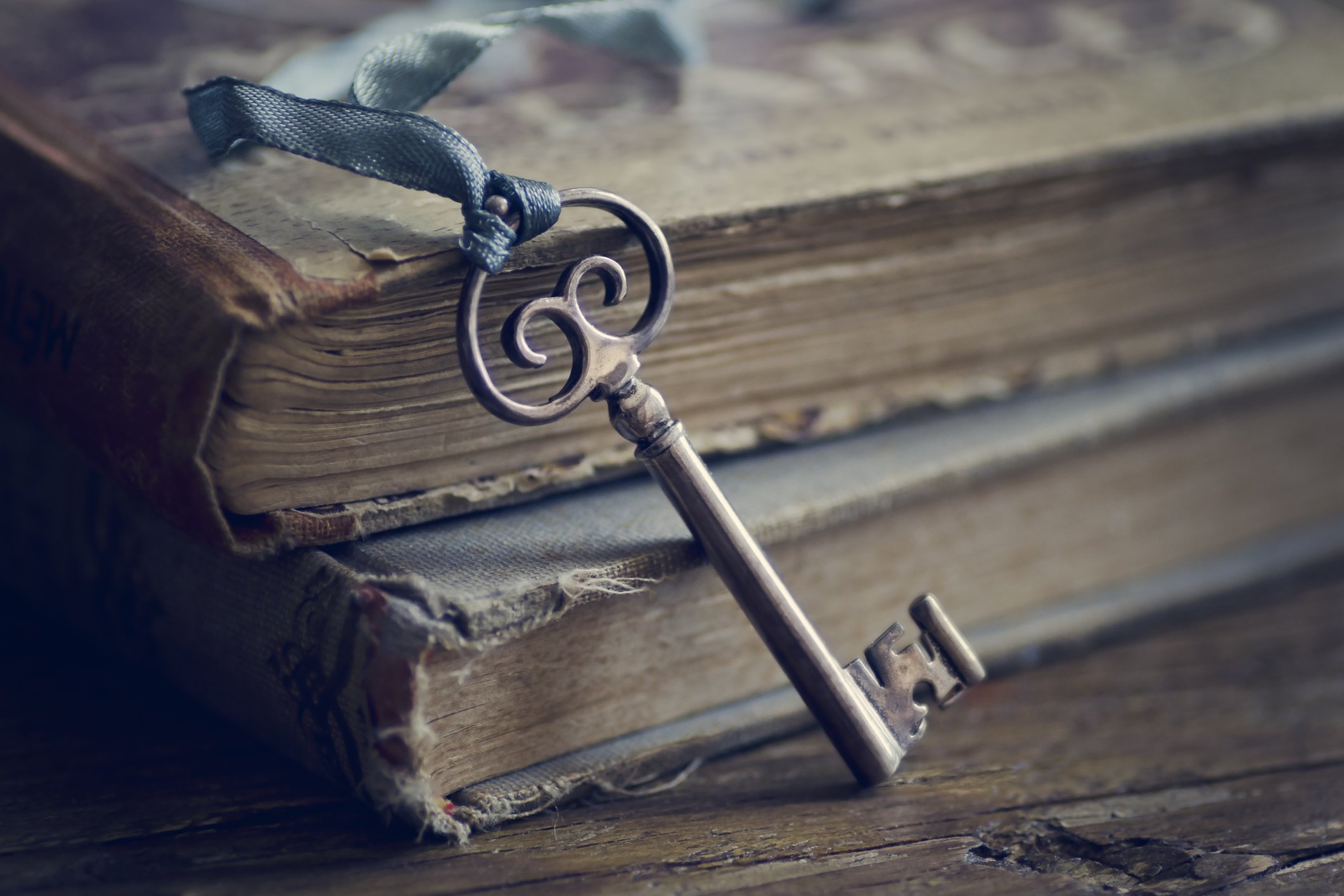 Una llave antigua sobre algunos libros viejos. | Foto: Getty Images