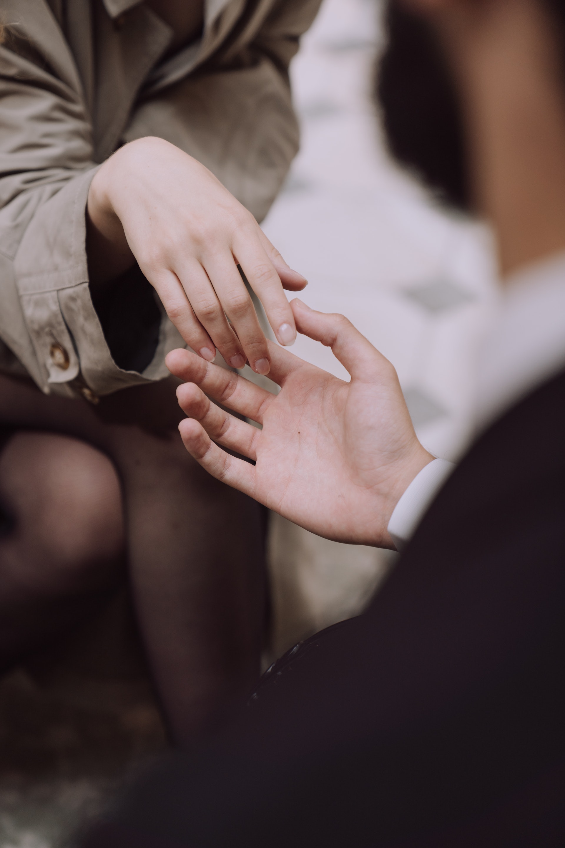 Un hombre tomando la mano de una mujer. | Foto: Pexels