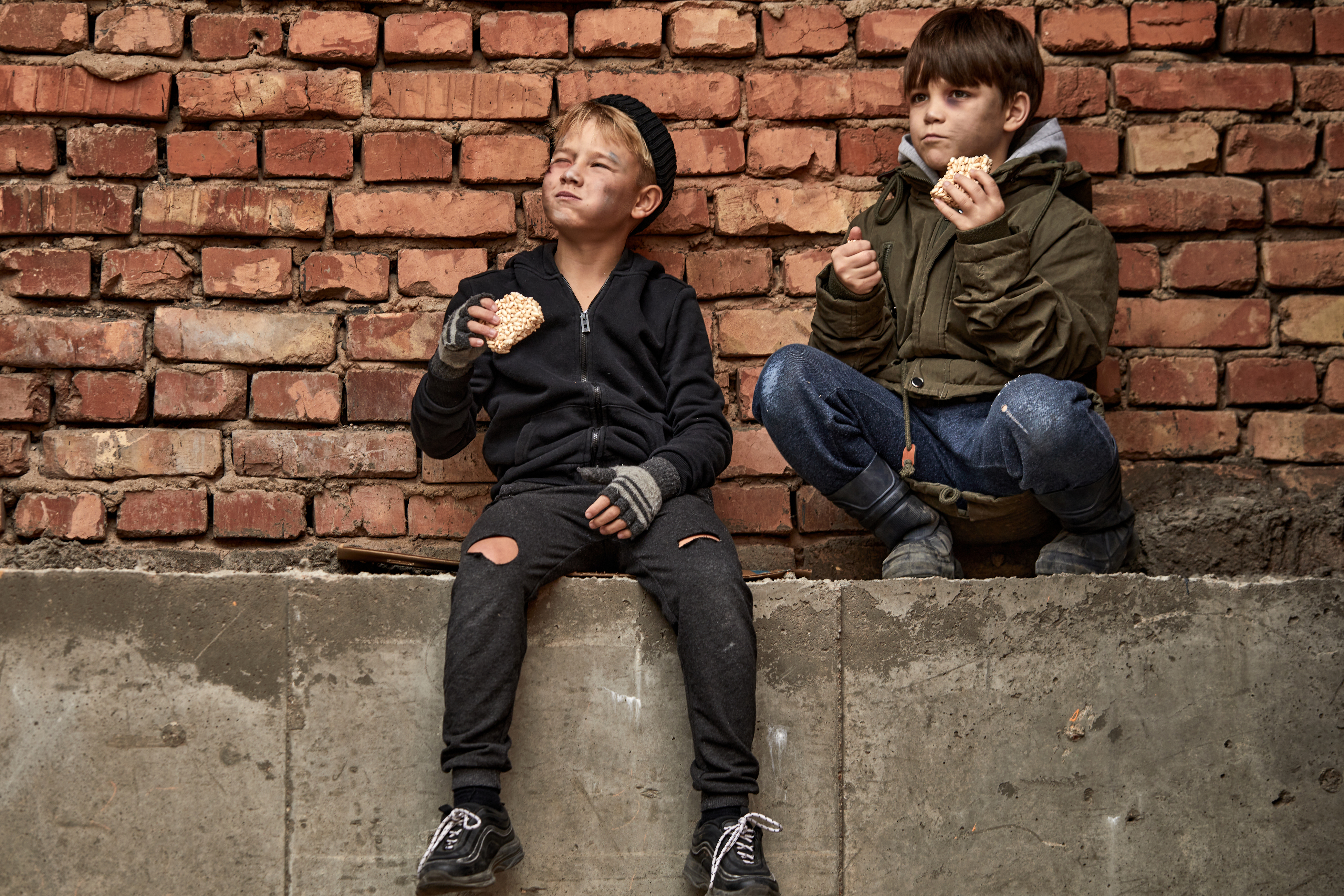 Niños pobres de la calle disfrutan de una comida | Fuente: Shutterstock.com